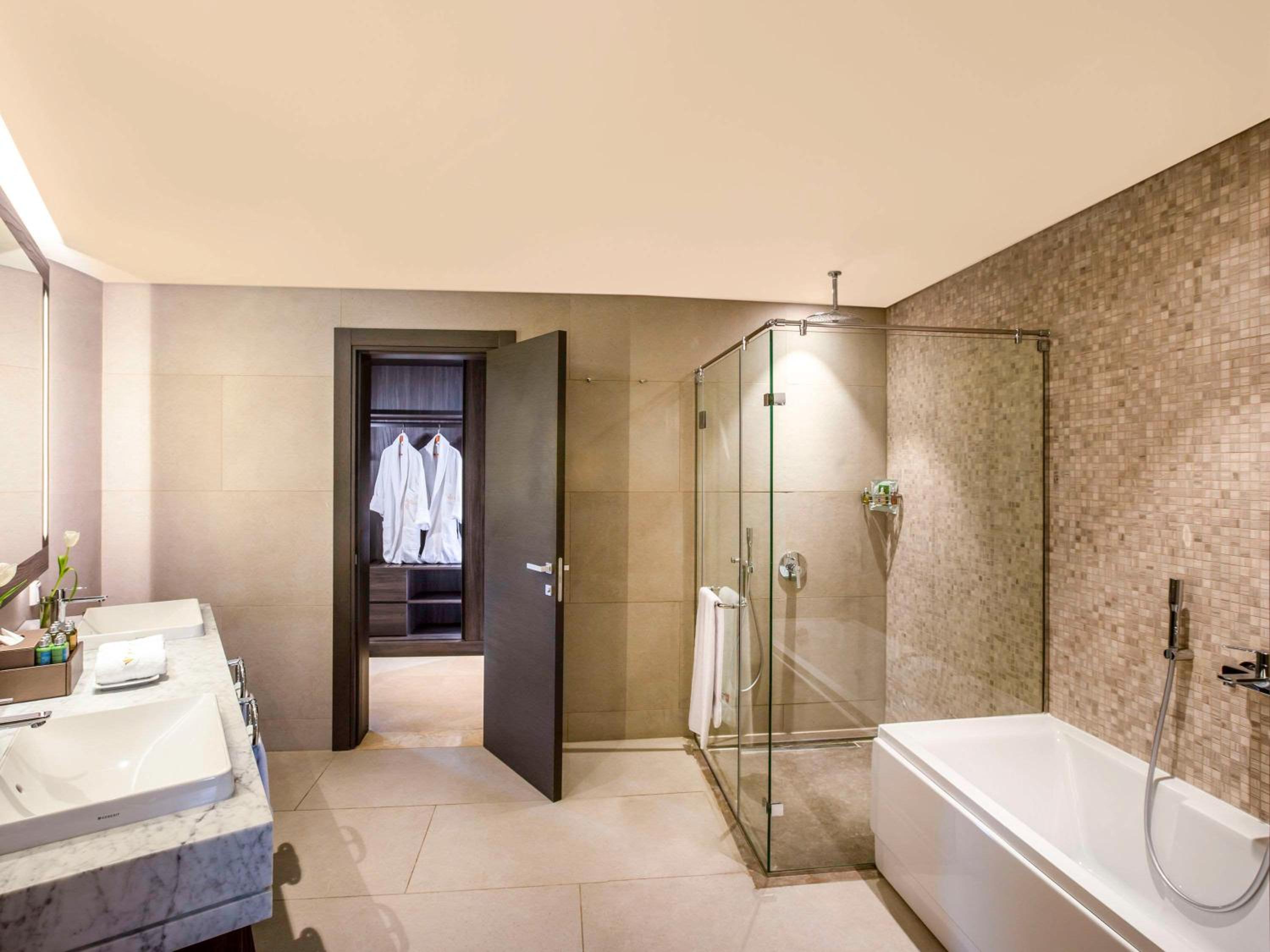 Executive Suite - Photo 3