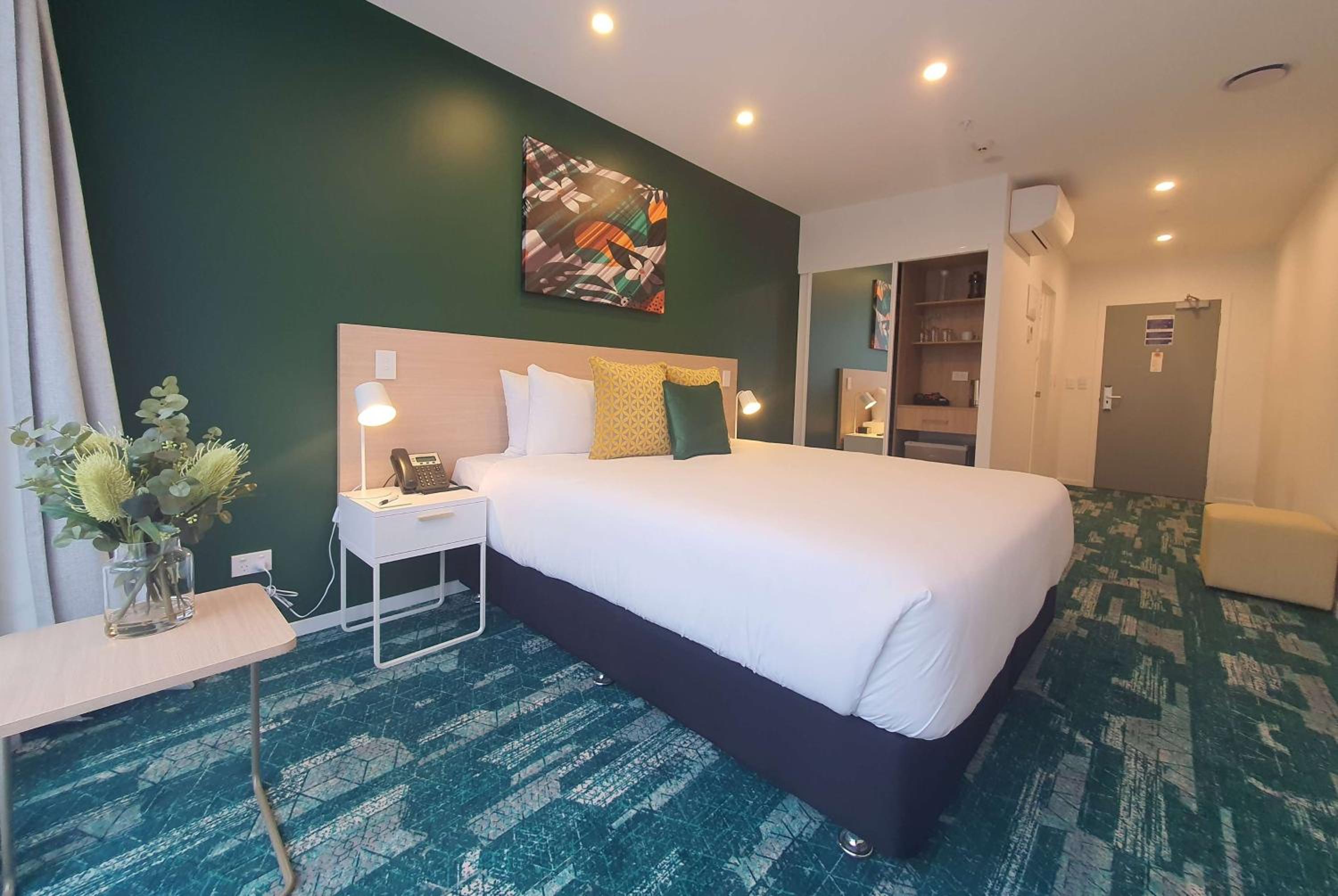 Hotel Room - Photo 3