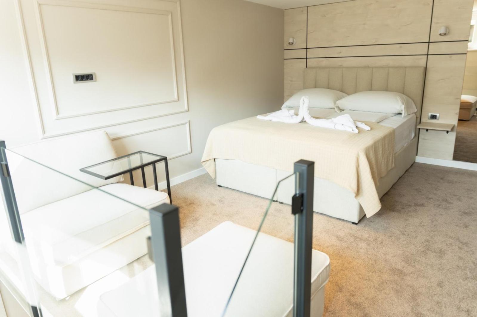 Superior Double or Twin Room - Photo 11