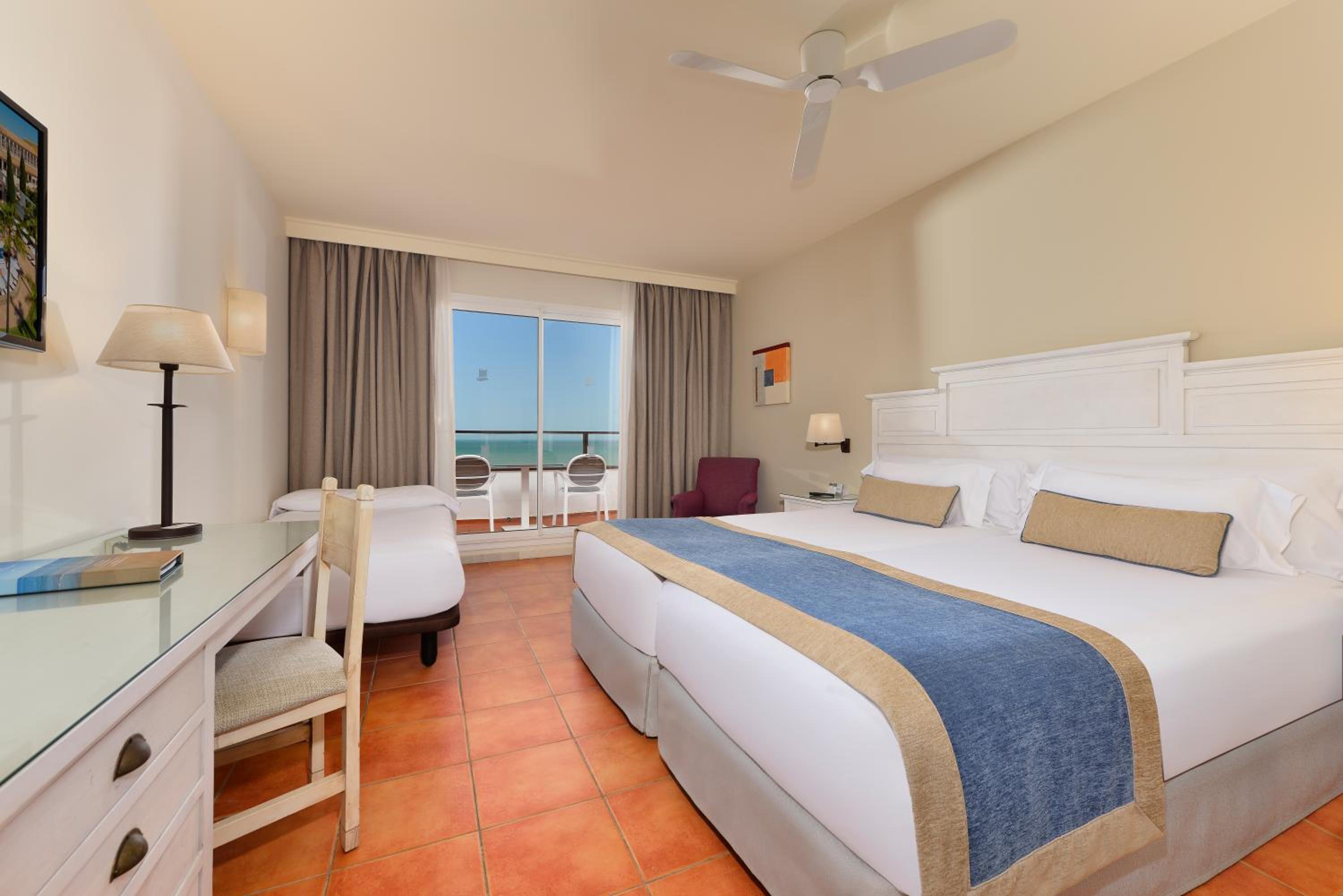 Habitación Doble con Vista al Mar Frontal (2 Adultos + 1 Niño)