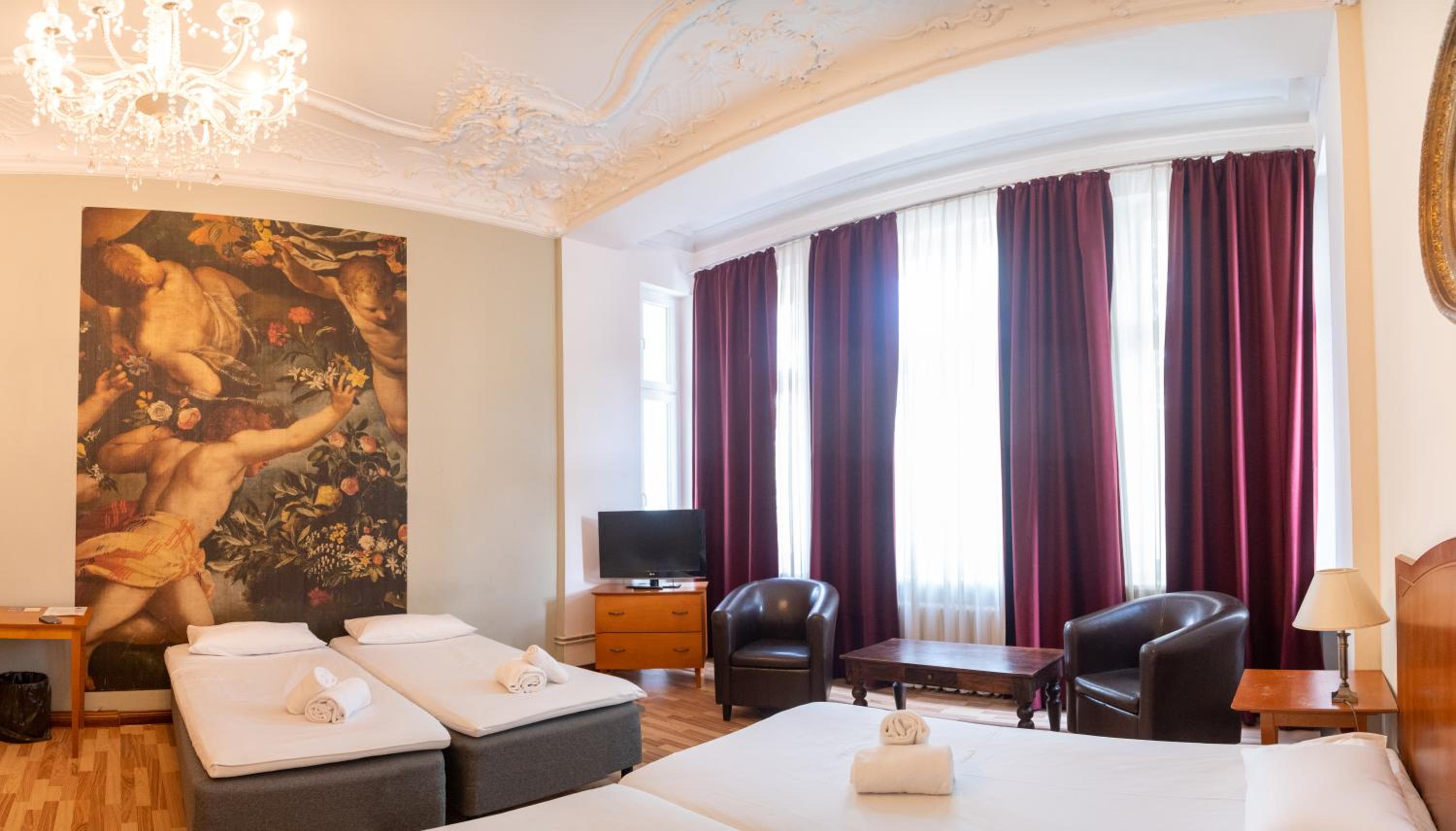 Quadruple Room Ensuite with Balcony photo 2
