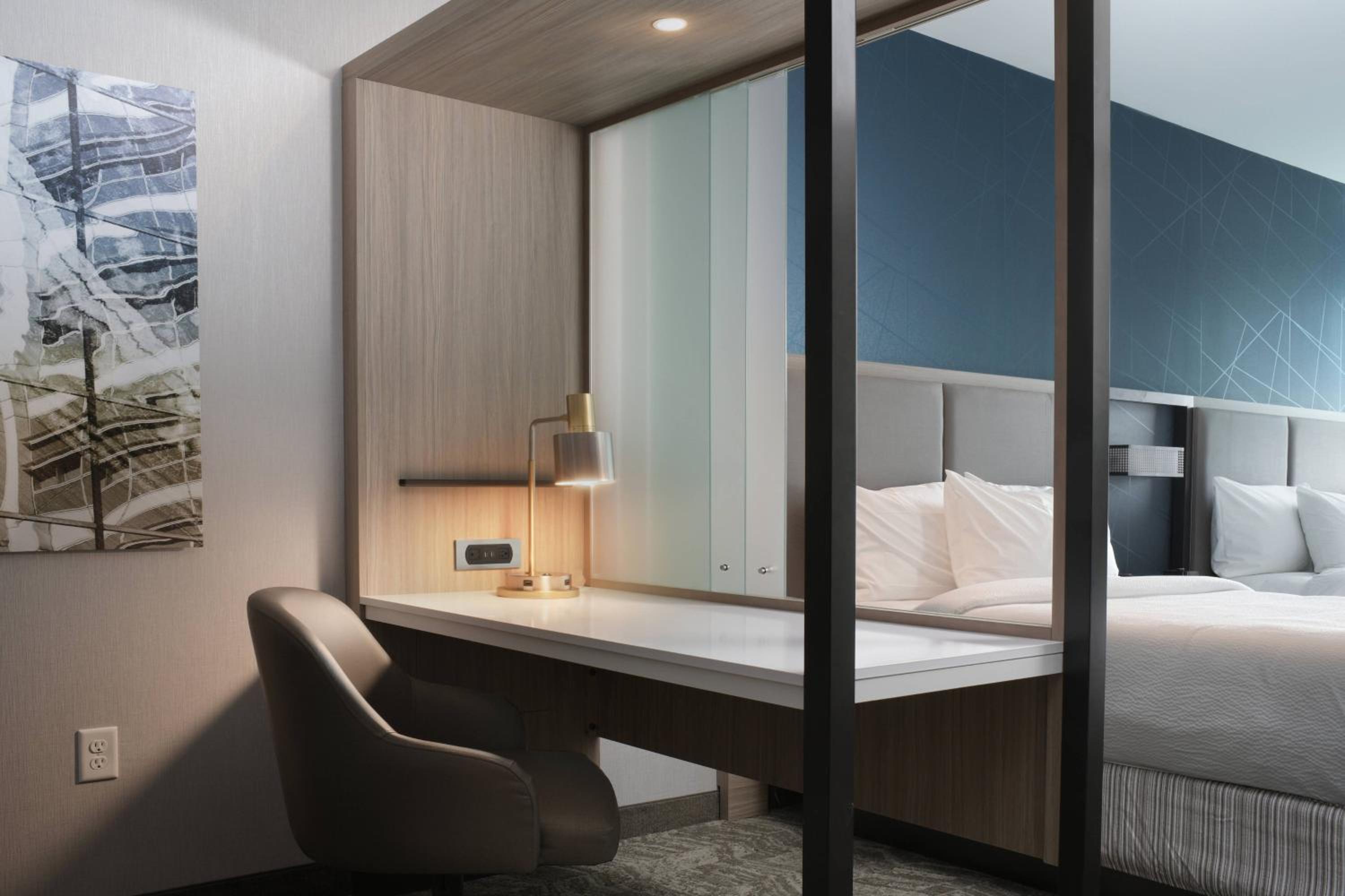 Suite with Two Queen Beds and Adapted Tub - Mobility Accessible - Photo 4
