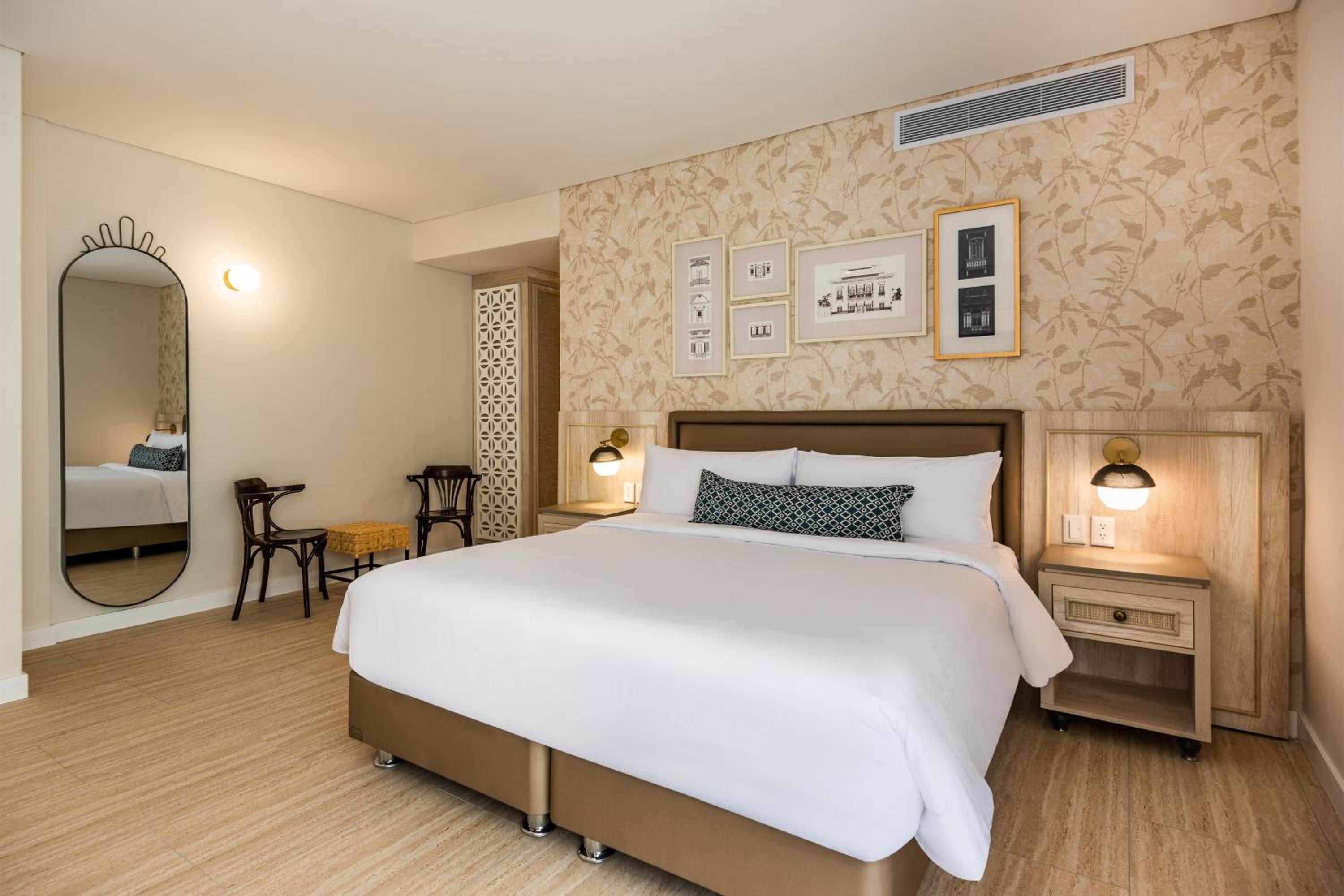 Premium, Guest room, 1 King - Photo 2