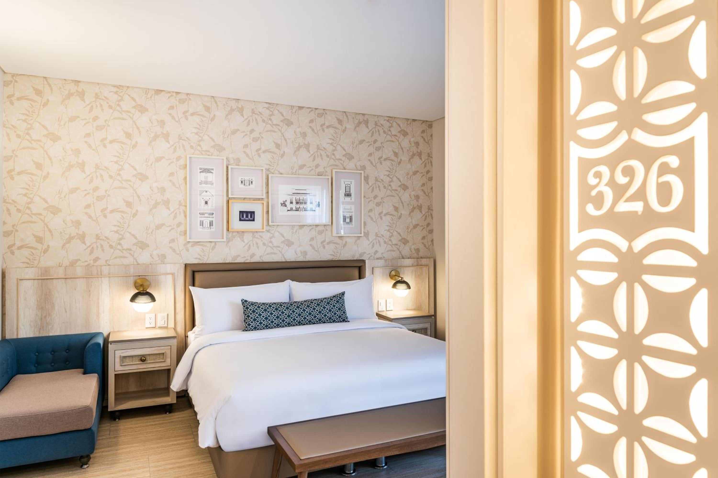 Premium, Guest room, 1 King - Photo 4