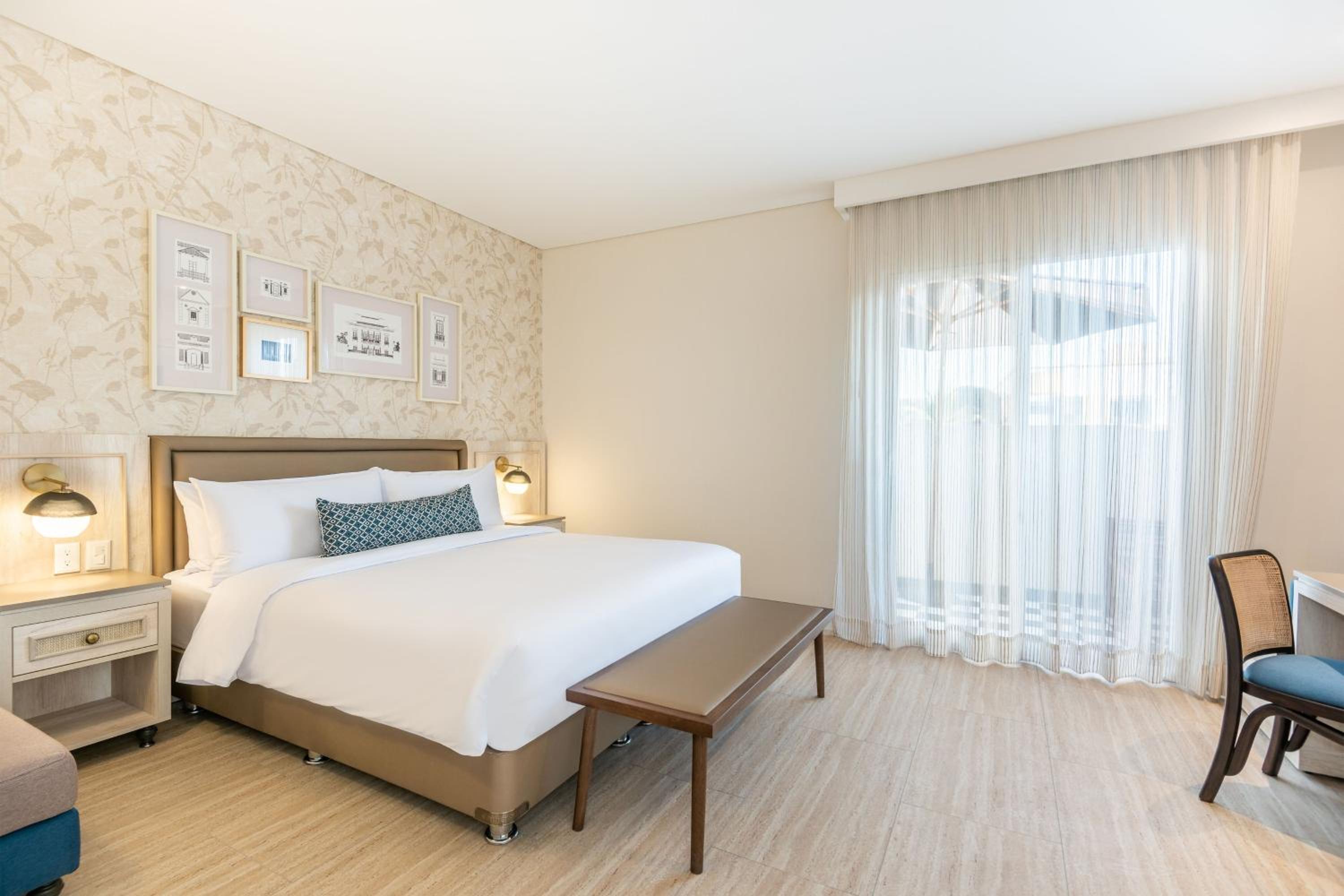 Premium, Guest room, 1 King - Photo 1