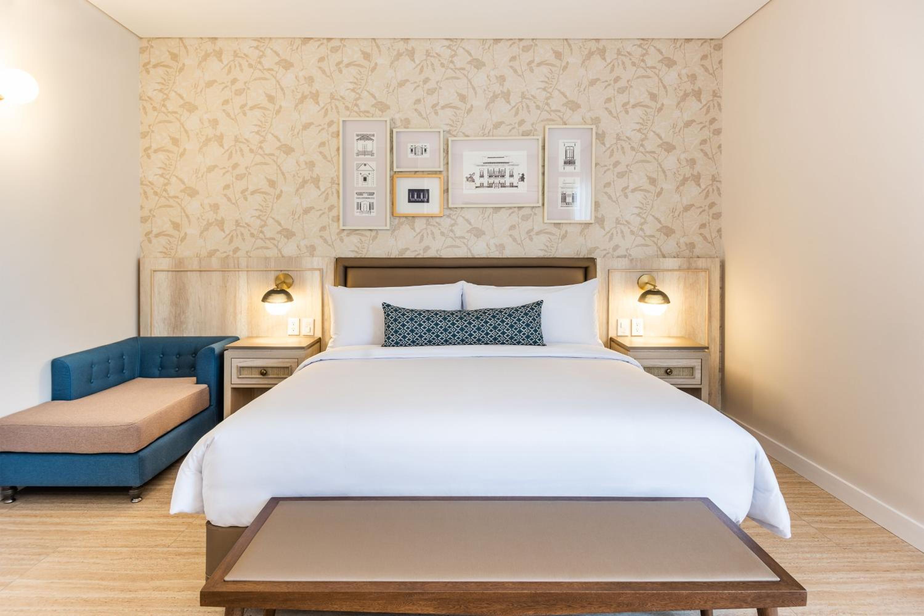 Deluxe King Room, Guest room, 1 King - Photo 1