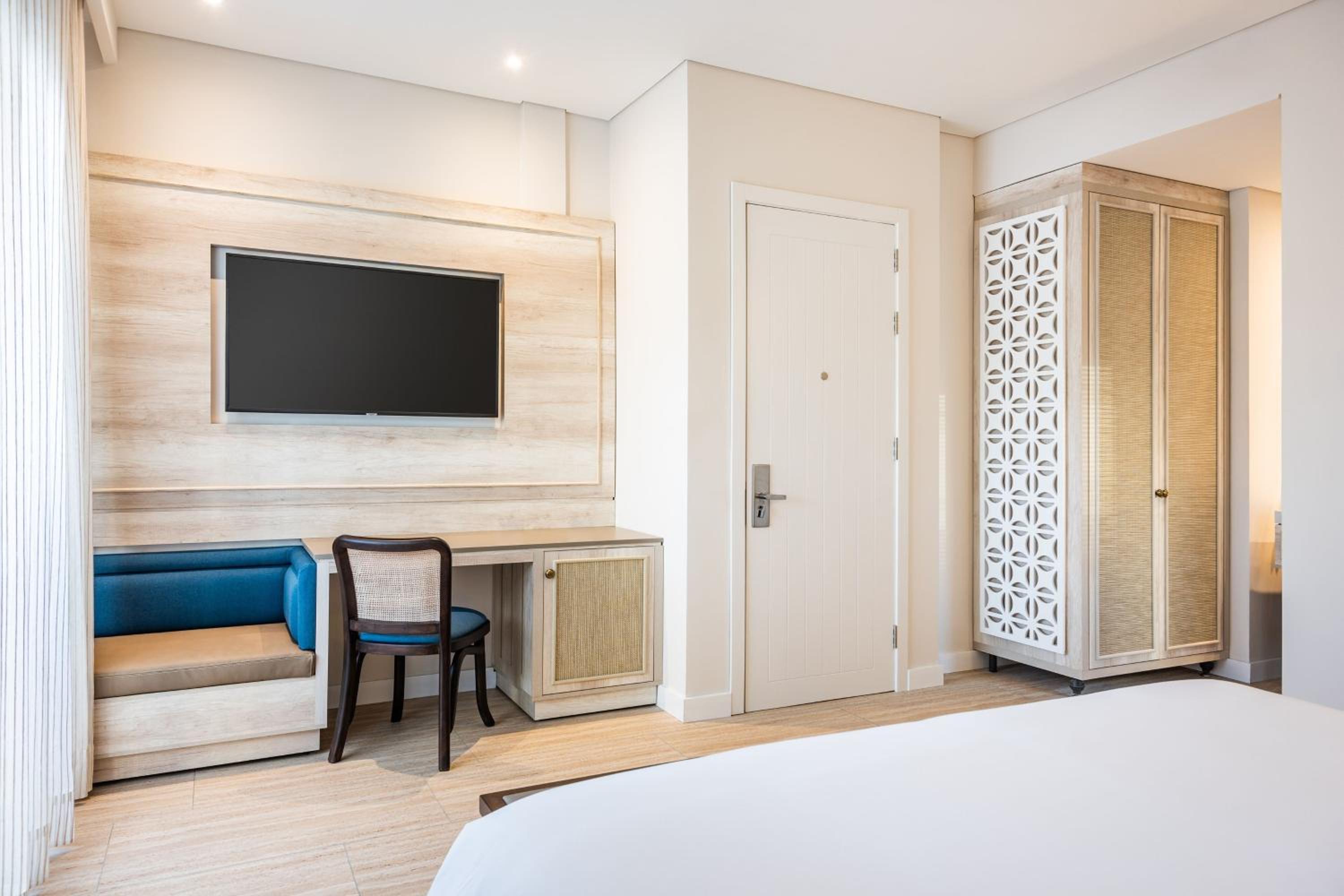 Deluxe King Room, Guest room, 1 King - Photo 2
