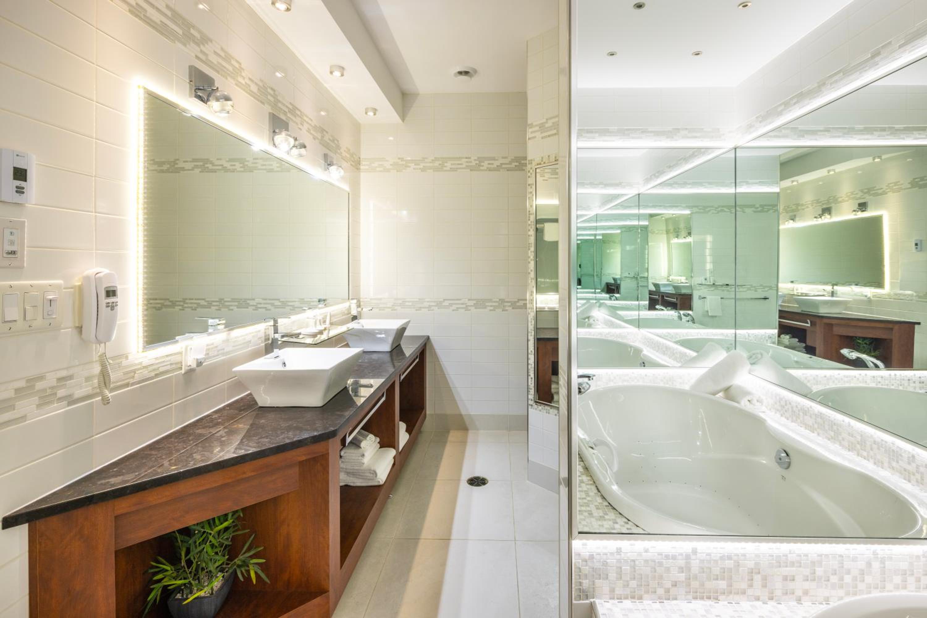 Deluxe King Room with Spa Bath