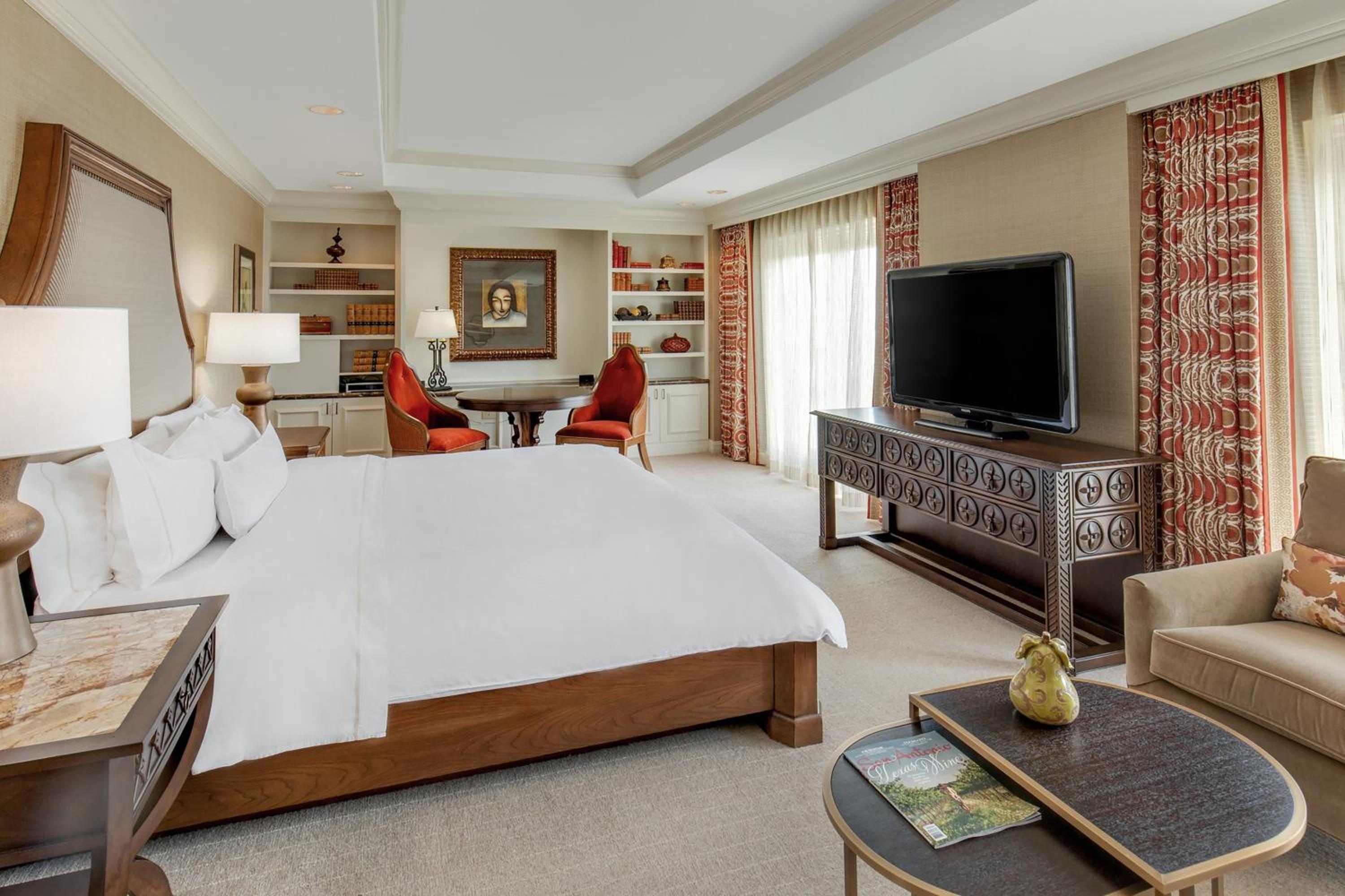 Luxury Suite, 1 Bedroom Suite, 1 King, Sofa bed, Balcony - Photo 4