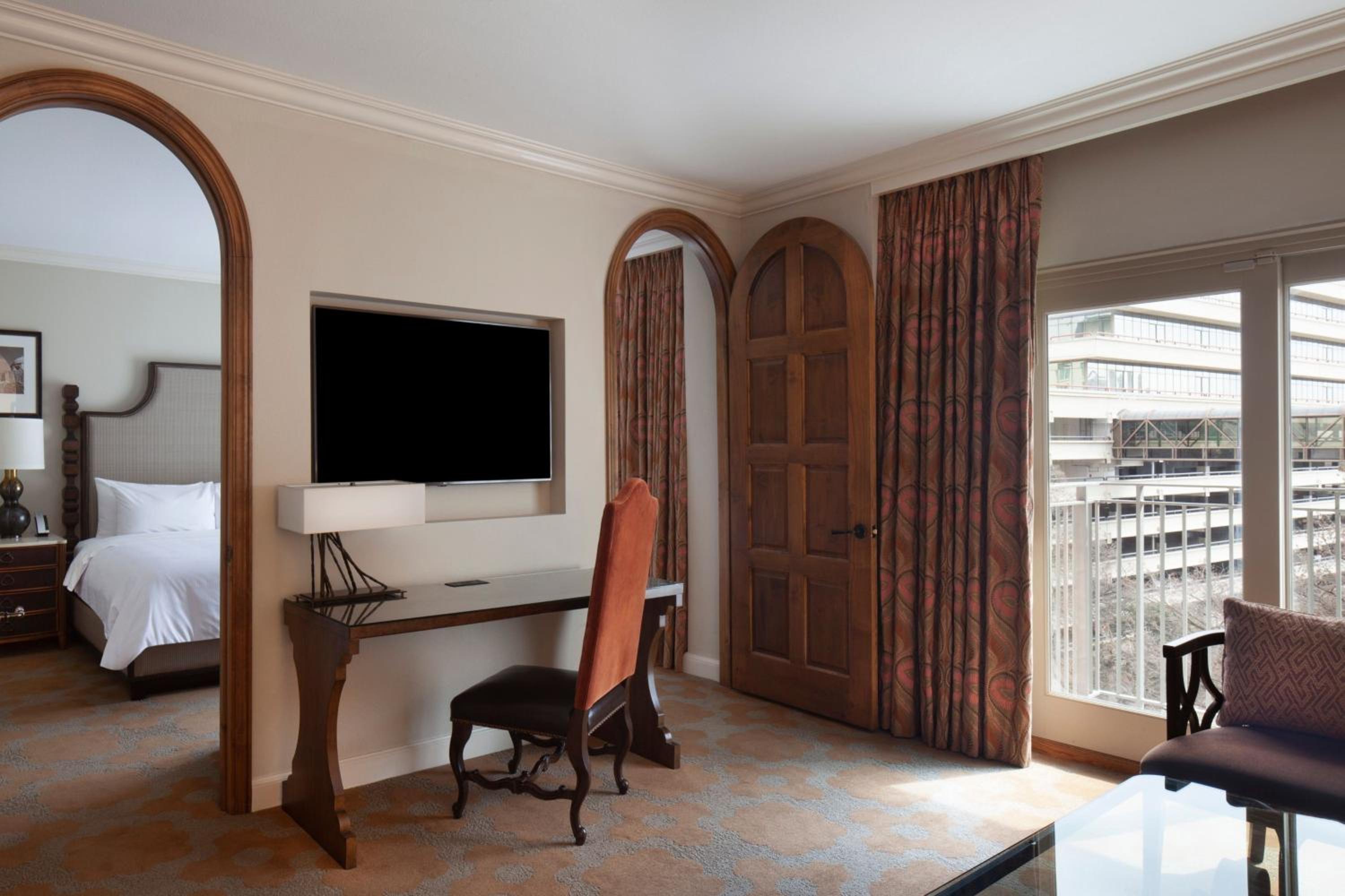Corner Suite, 1 Bedroom Suite, King, Corner room, Balcony - Photo 3