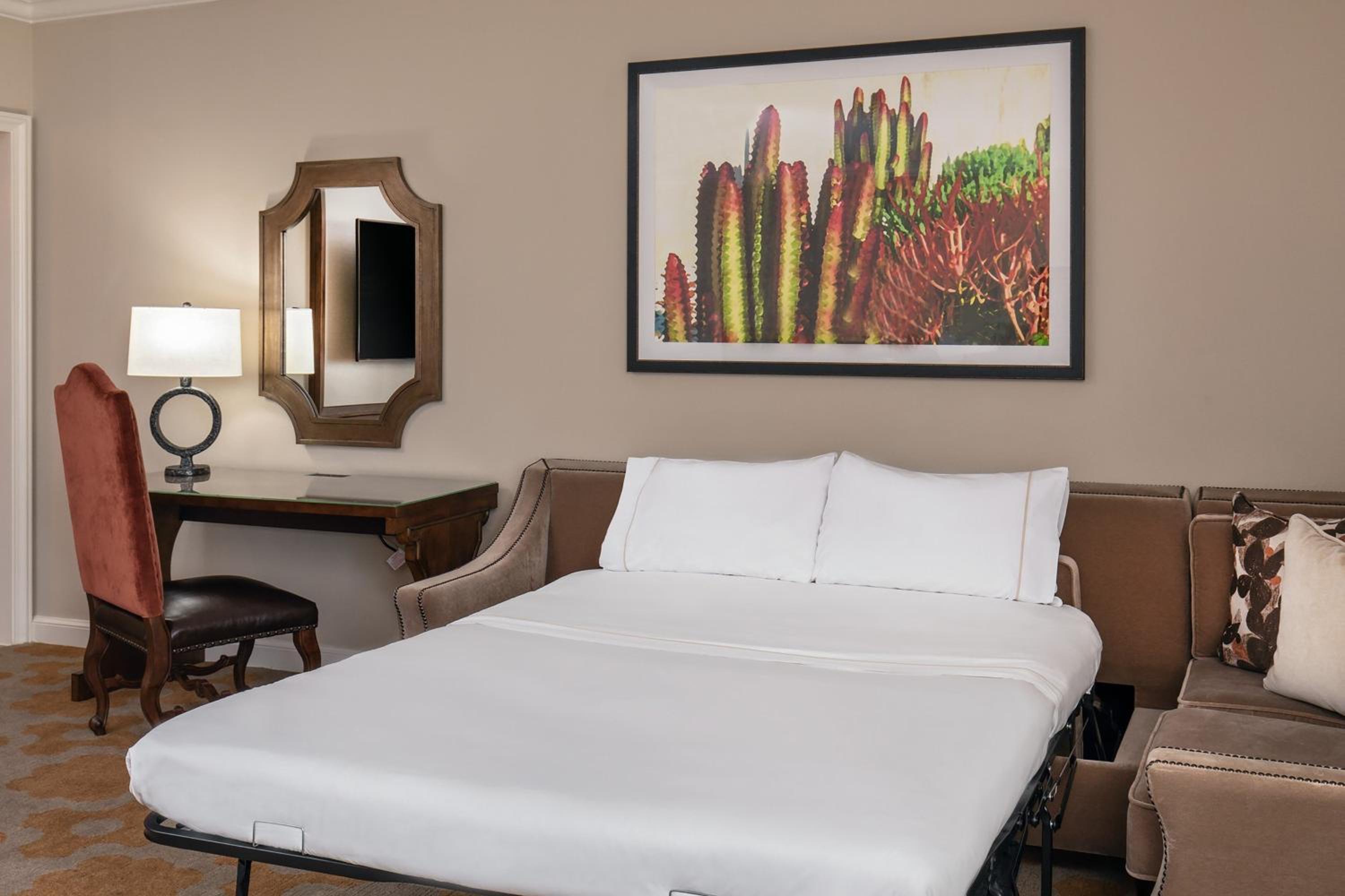 1 Bedroom Studio Suite, 1 King, Sofa bed, City view - Photo 5