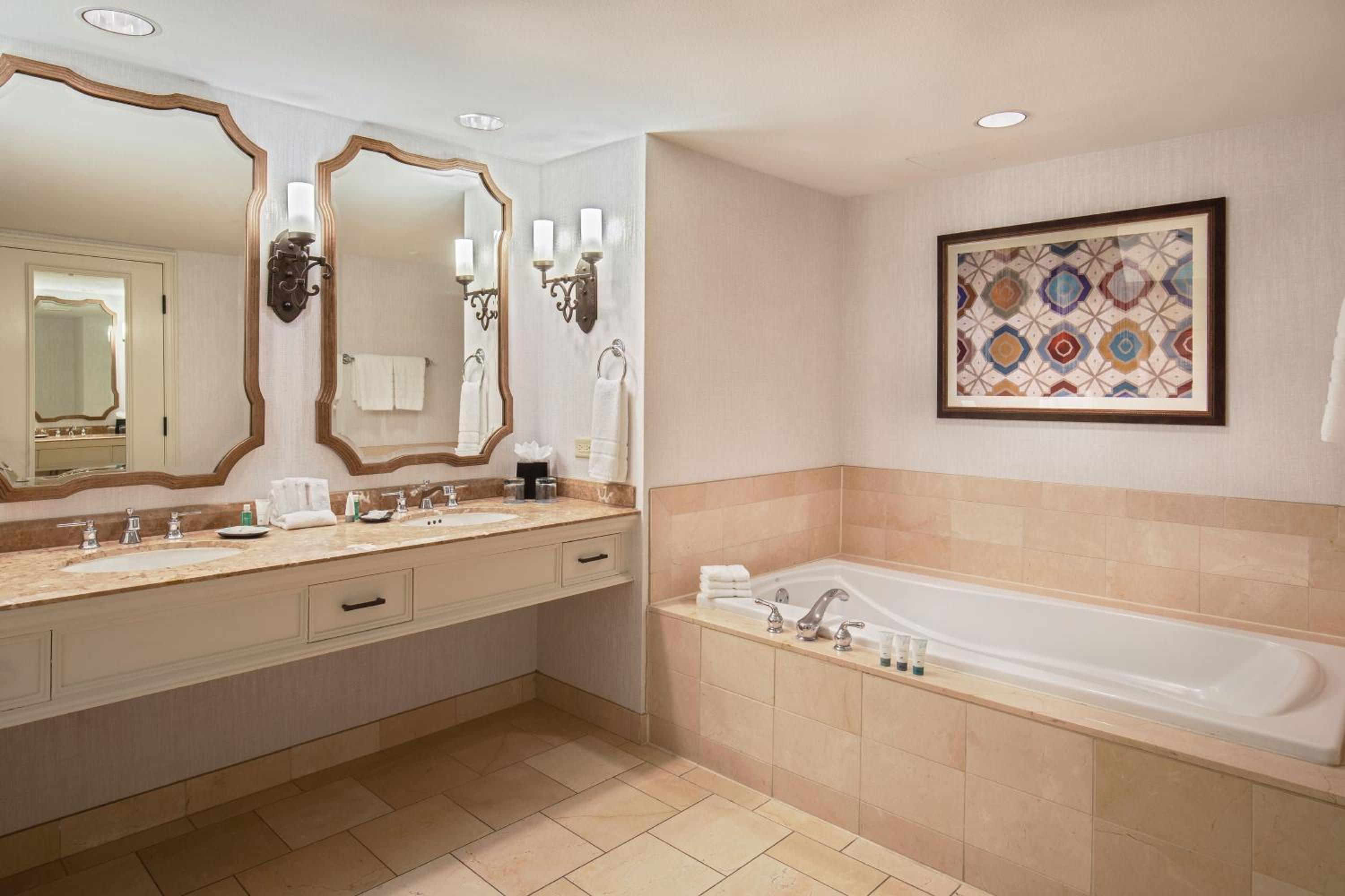 Corner Suite, 1 Bedroom Suite, King, Corner room, Balcony - Photo 2