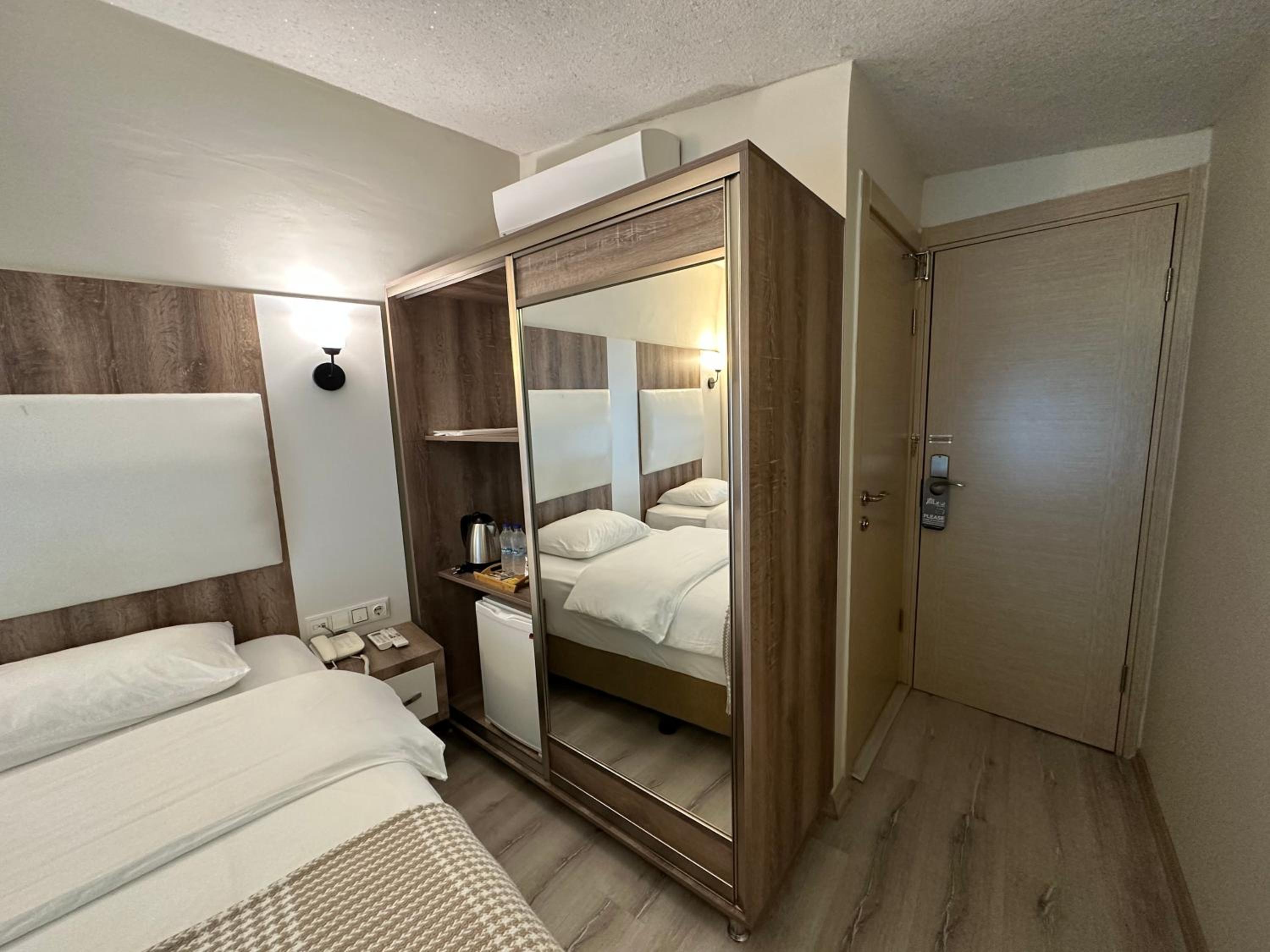 Double or Twin Room with Bathroom photo 2
