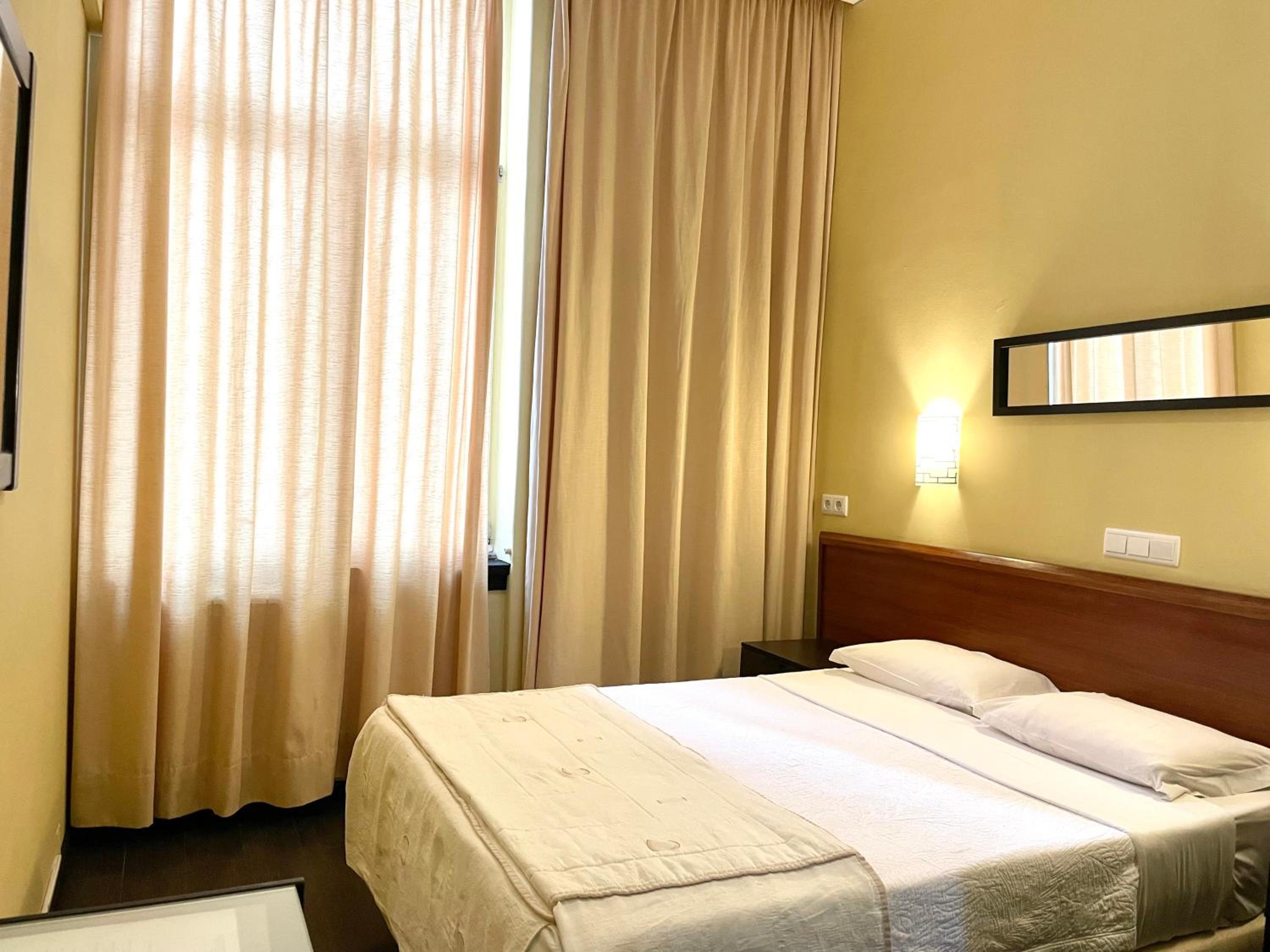Standard Double Room with City View - Photo 3