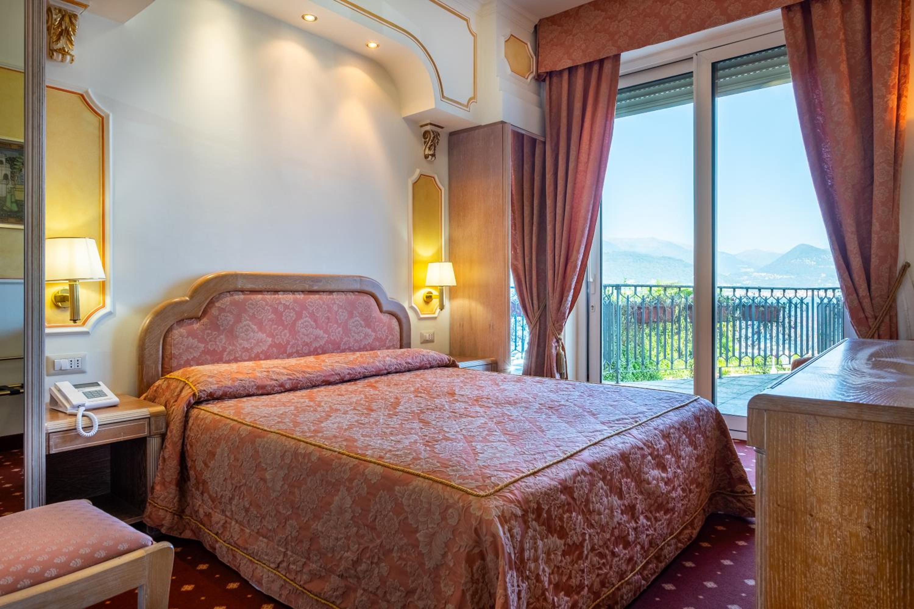 Deluxe Double Room - Photo 9