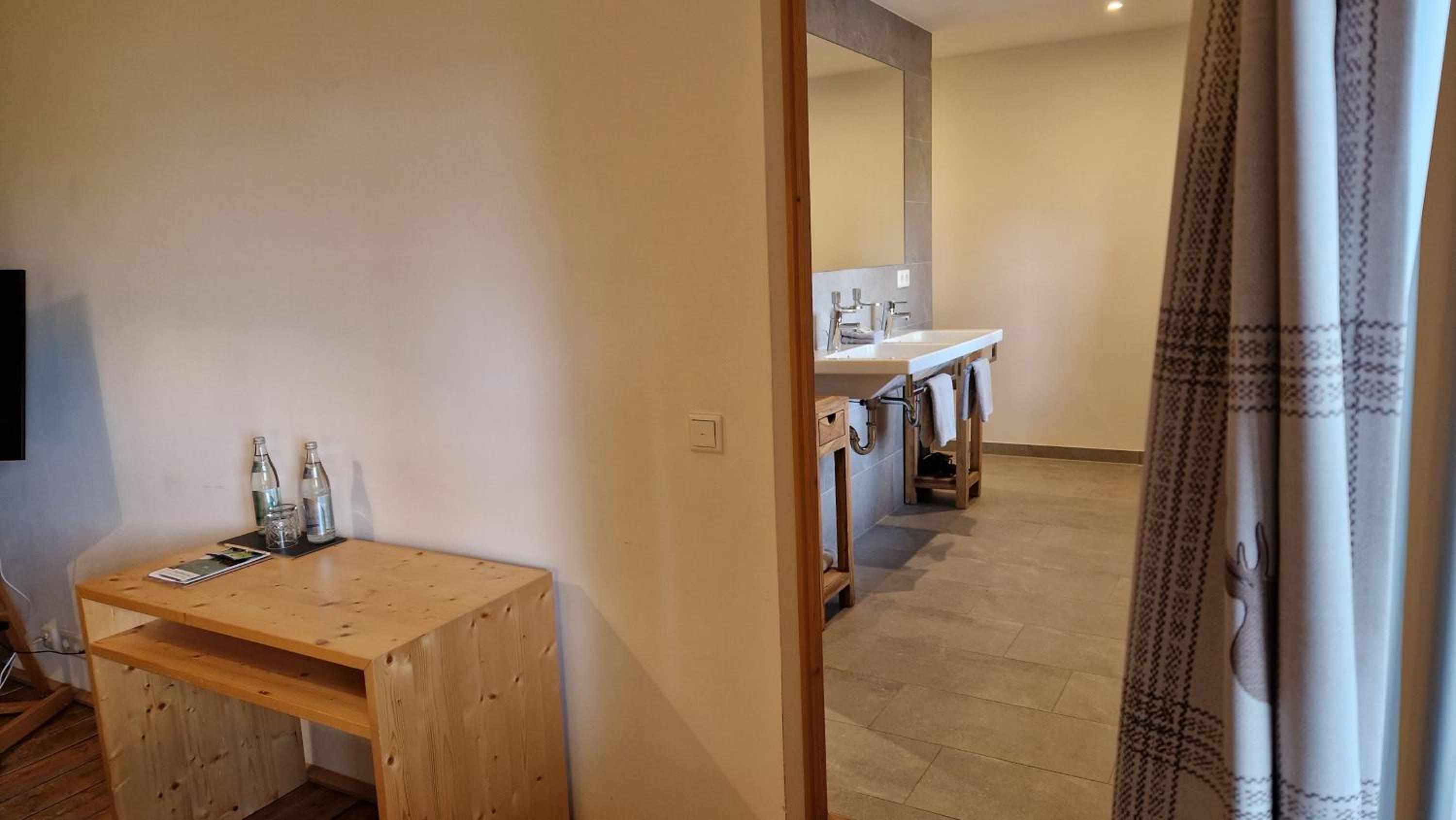 Deluxe Double Room with Balcony photo 3
