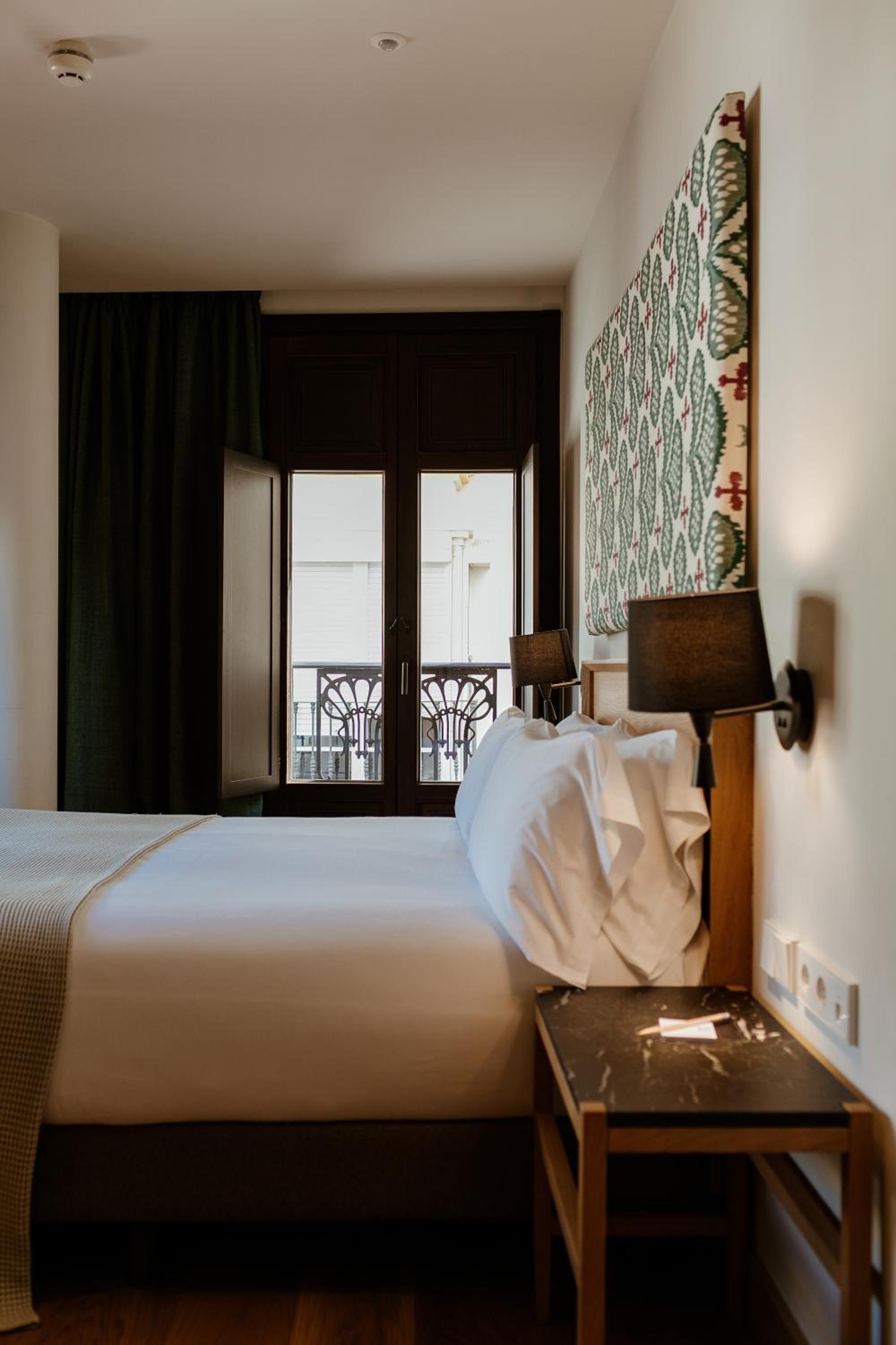 Superior Double or Twin Room with City View - Photo 6