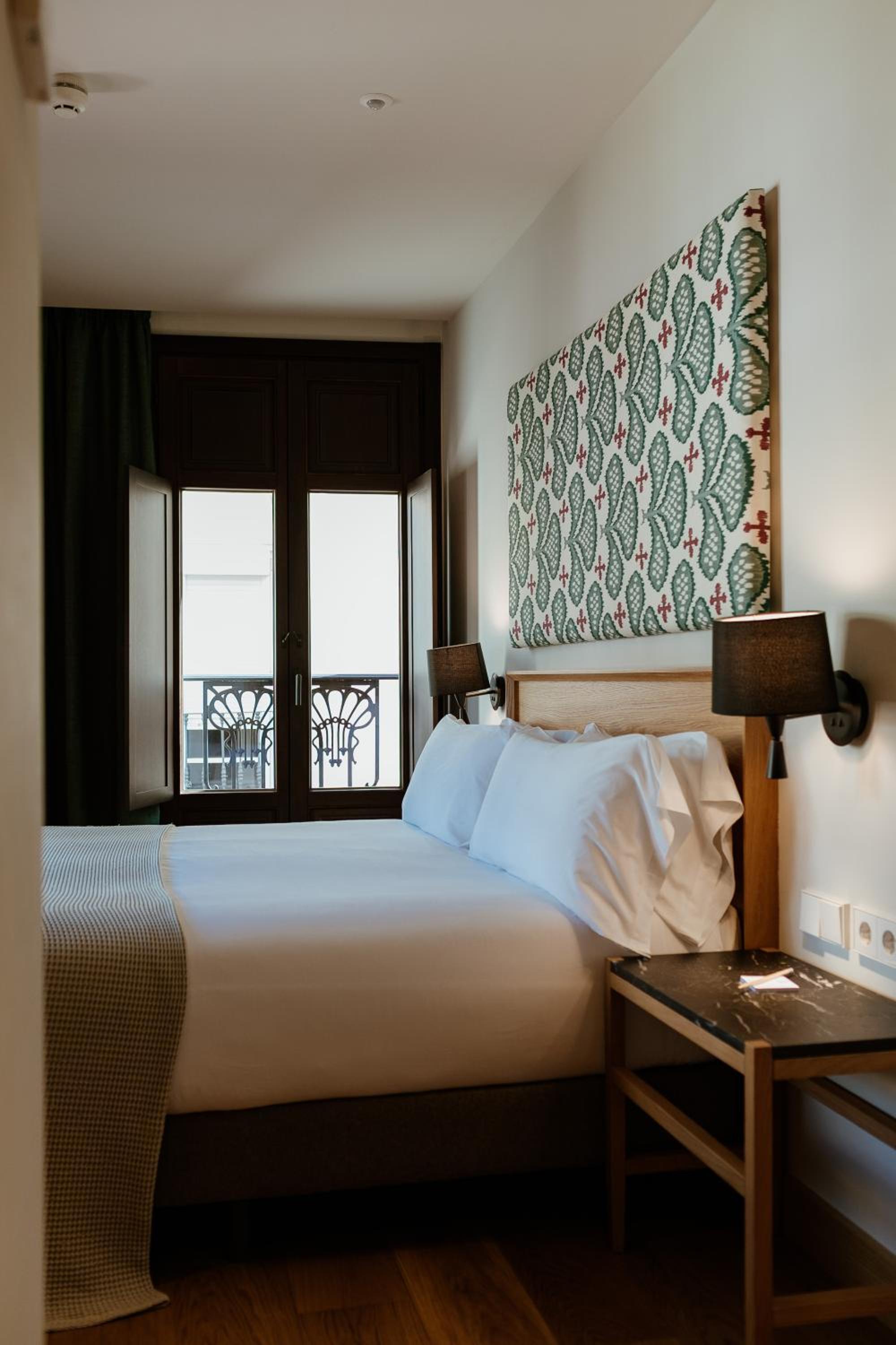Superior Double or Twin Room with City View - Photo 14
