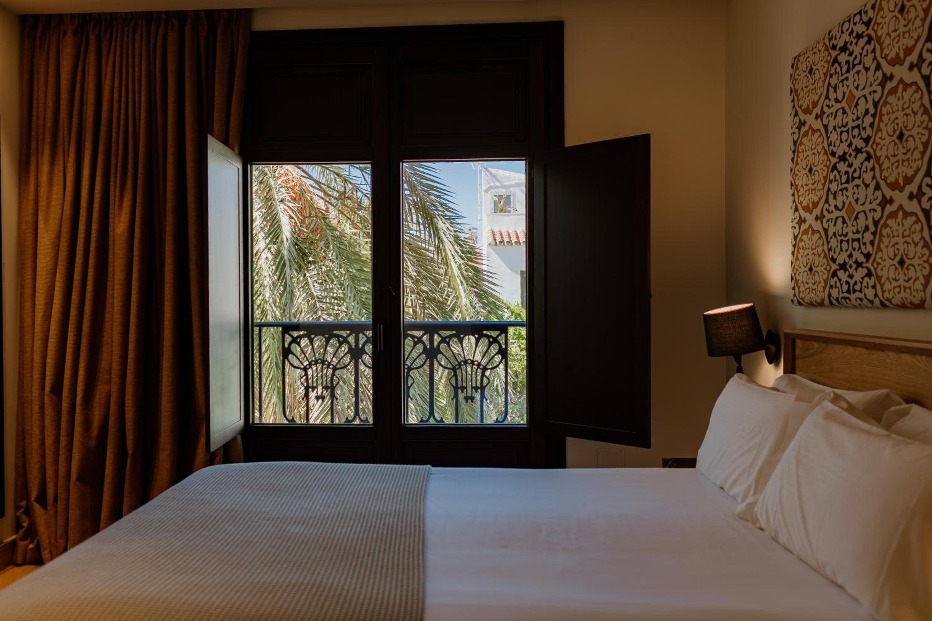 Superior Double or Twin Room with City View - Photo 15
