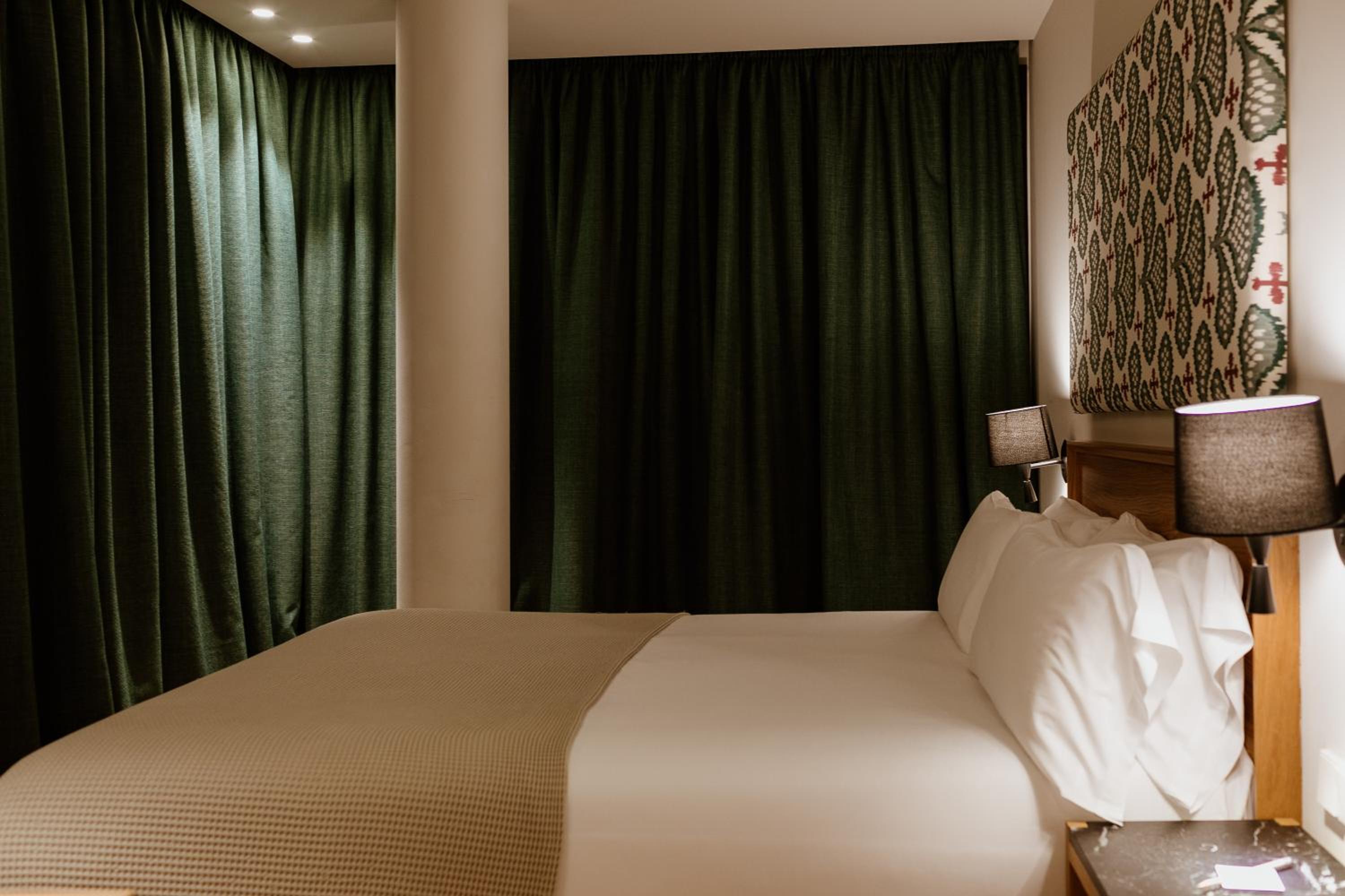 Superior Double or Twin Room with City View - Photo 16