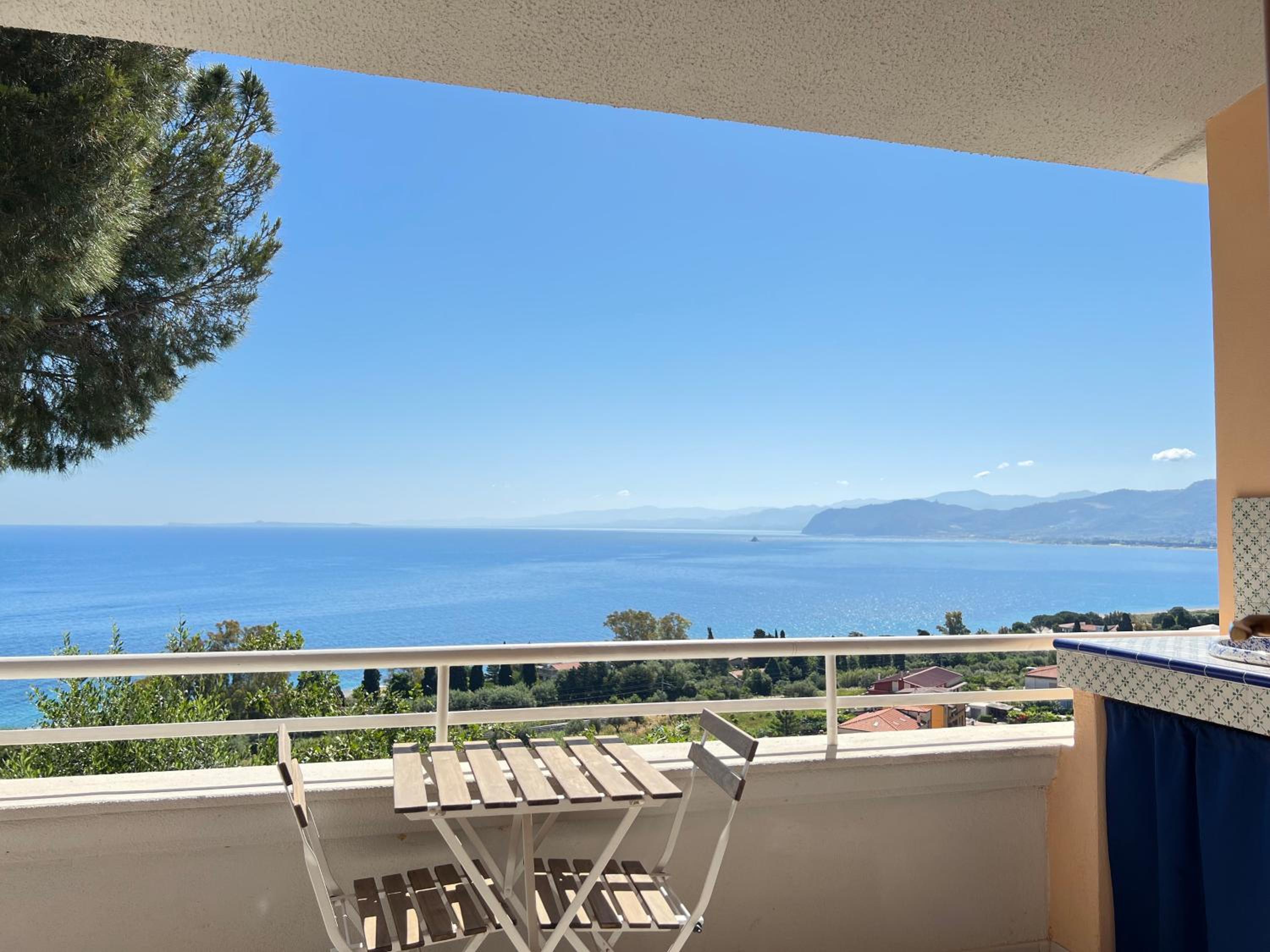 Standard Triple Room with Sea View - Photo 13