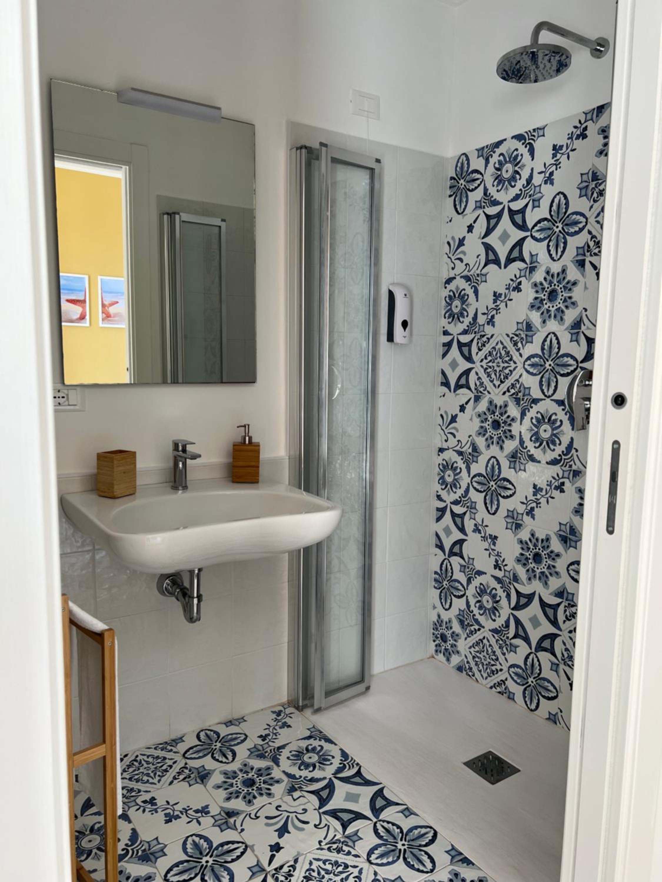 Standard Triple Room with Sea View - Photo 15