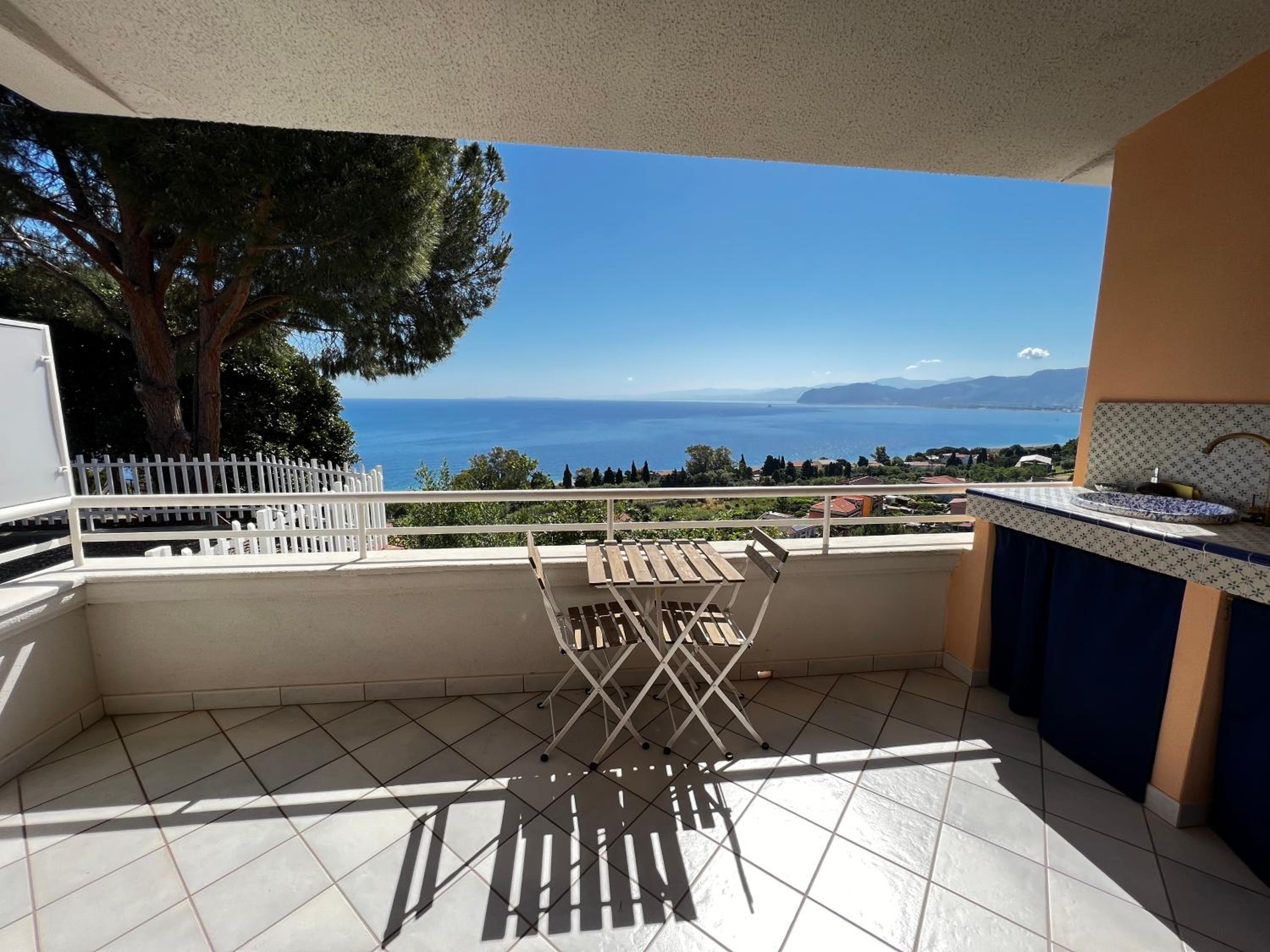 Standard Triple Room with Sea View - Photo 5