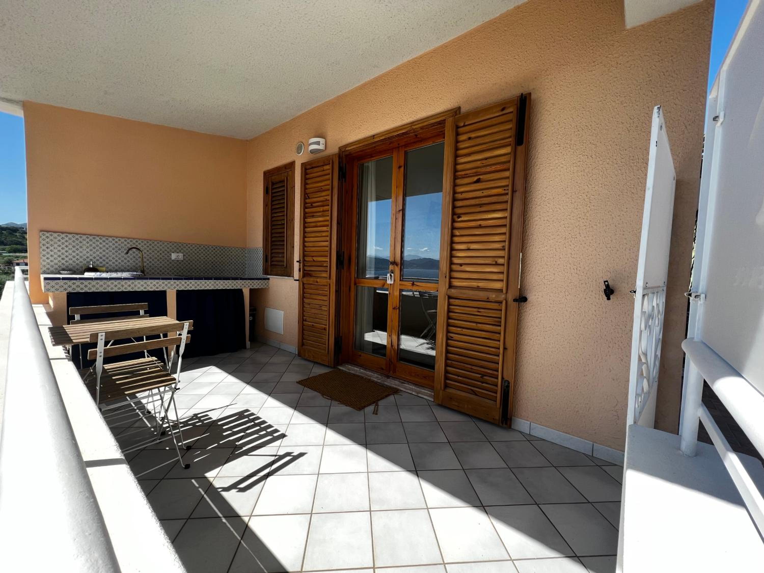 Standard Triple Room with Sea View - Photo 16