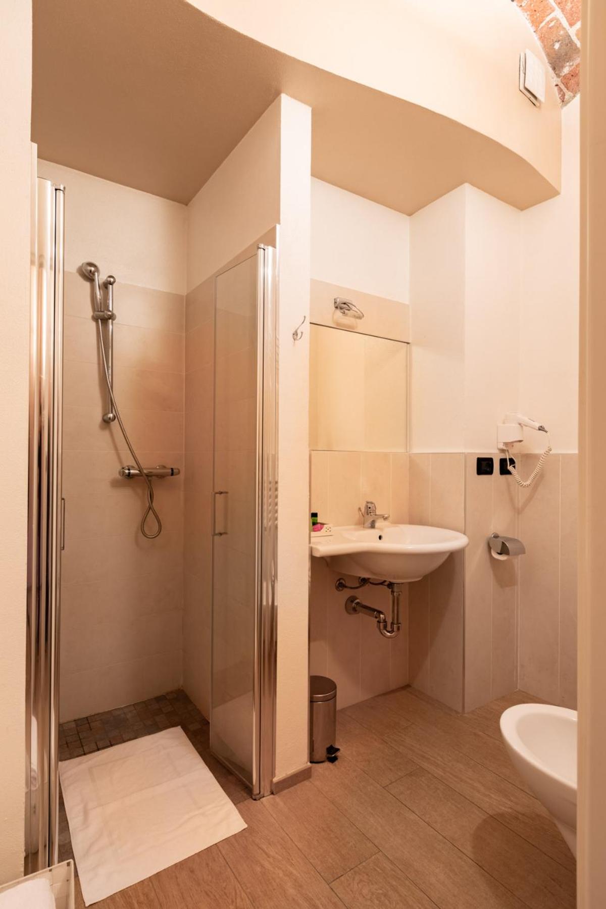 Deluxe Quadruple Room - Photo 8