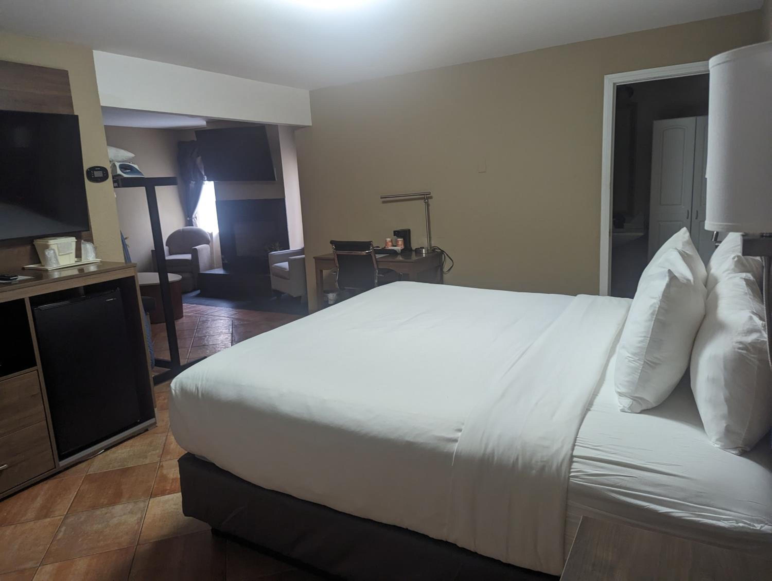 King Suite - Non-Smoking/Exterior Hall - Photo 1
