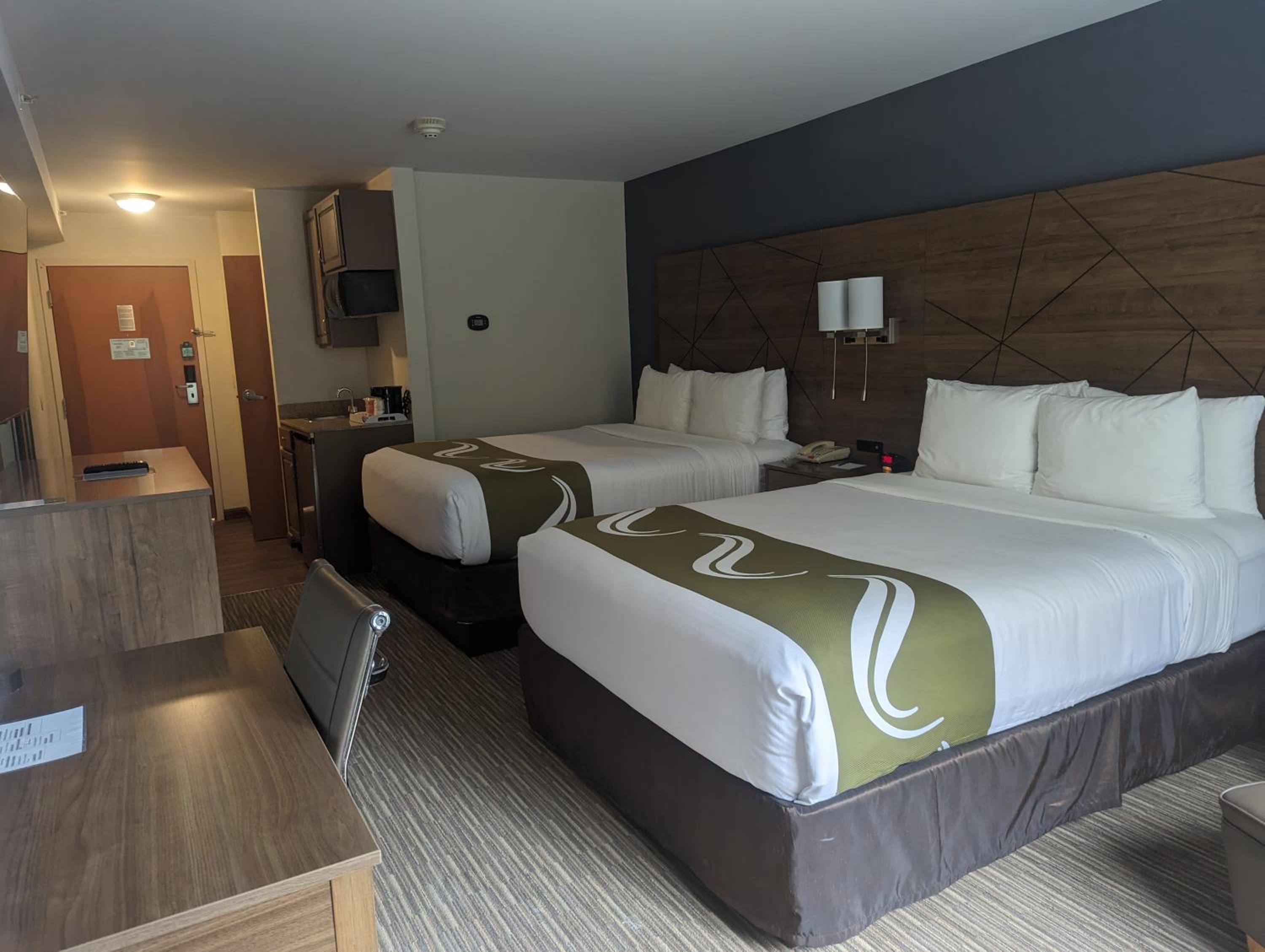 Queen Suite with Two Queen Beds - Non Smoking - Photo 2