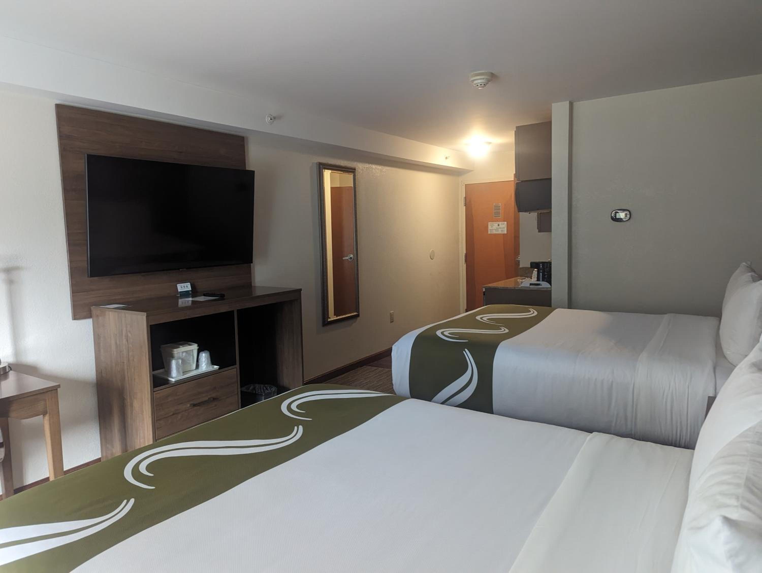 Queen Suite with Two Queen Beds - Non Smoking - Photo 3