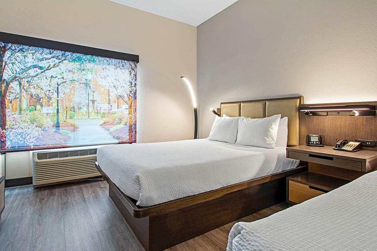Queen Room with Two Queen Beds - Non-Smoking - Photo 1