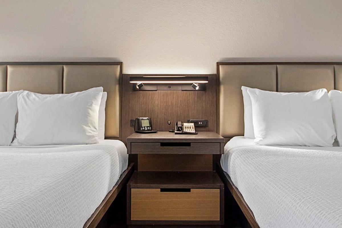 Queen Room with Two Queen Beds - Non-Smoking - Photo 7