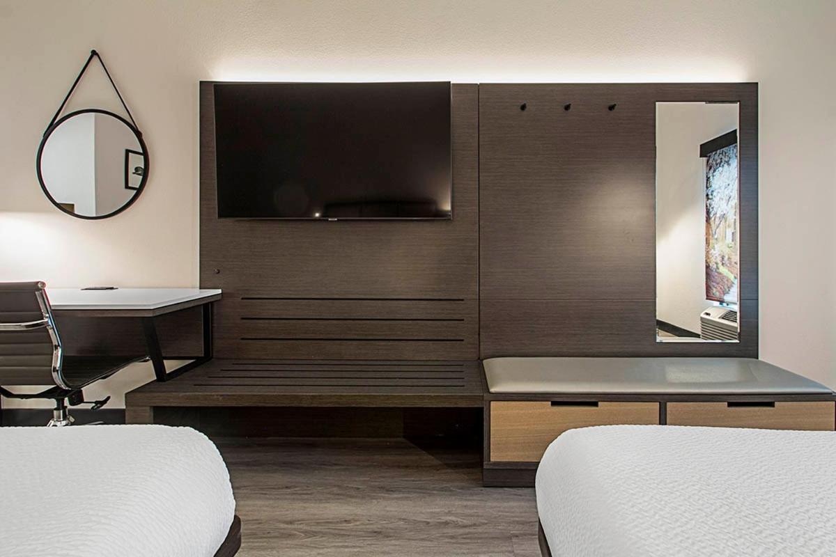 Queen Room with Two Queen Beds - Non-Smoking - Photo 2