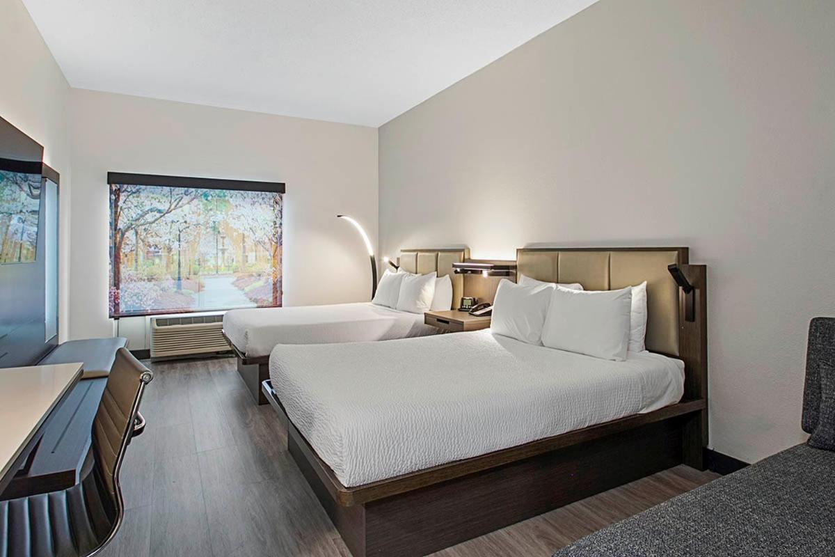 Queen Room with Two Queen Beds - Non-Smoking - Photo 6