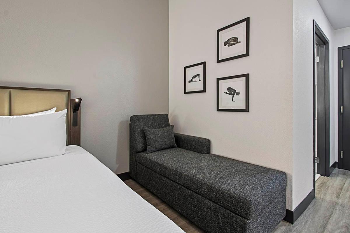 Queen Room with Two Queen Beds - Non-Smoking - Photo 4