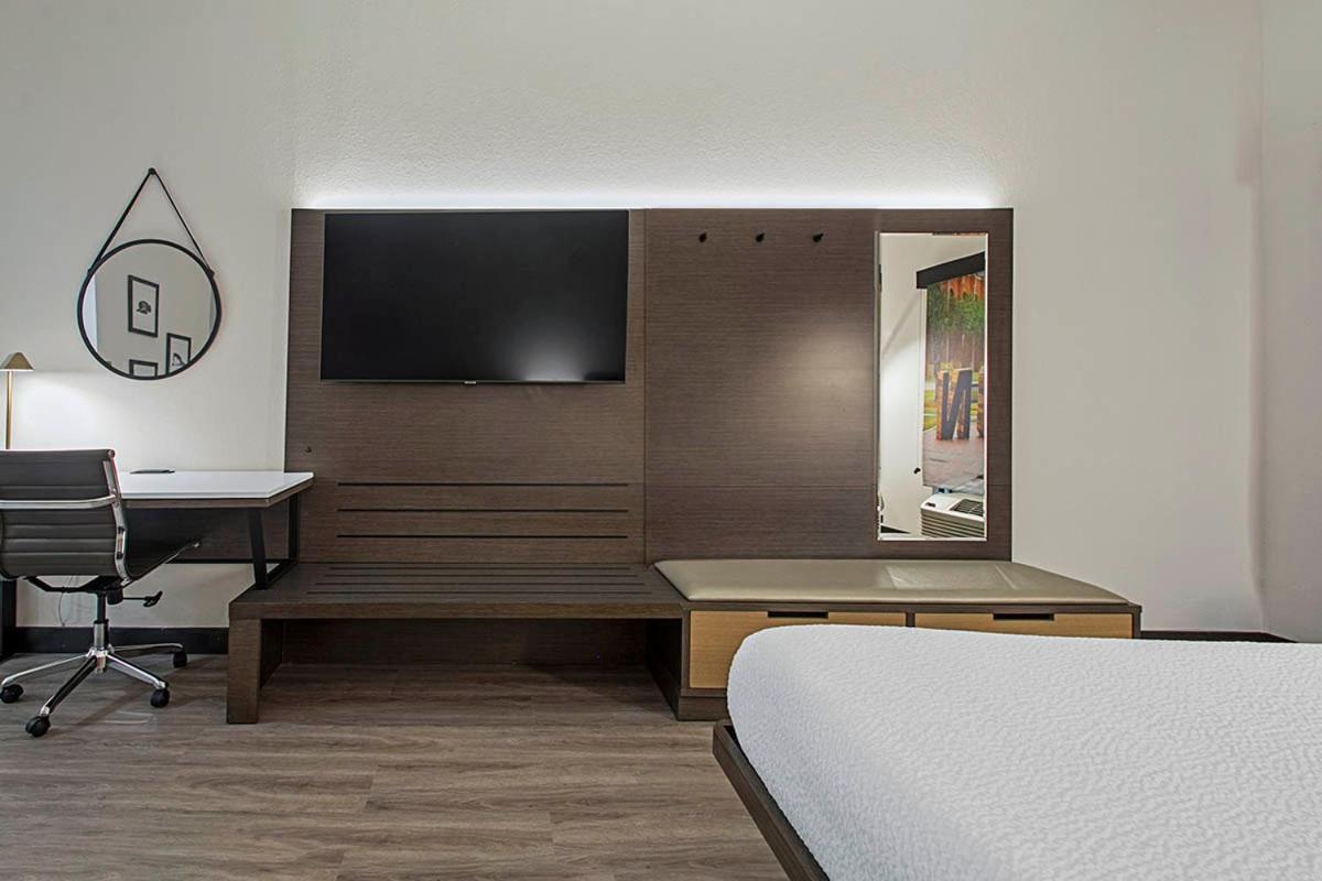 Business King Room - Non-Smoking - Photo 1