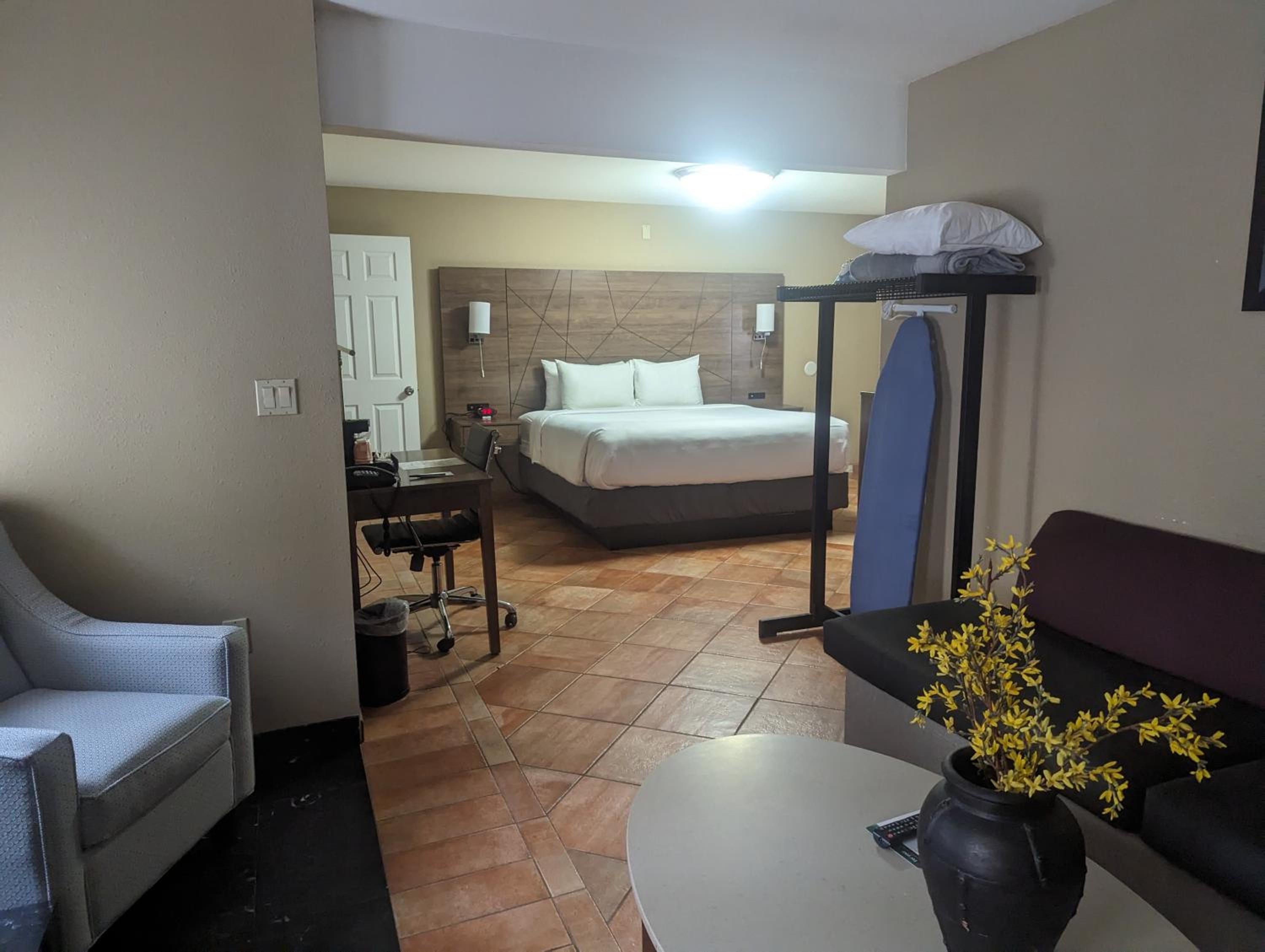 King Suite - Non-Smoking/Exterior Hall - Photo 2