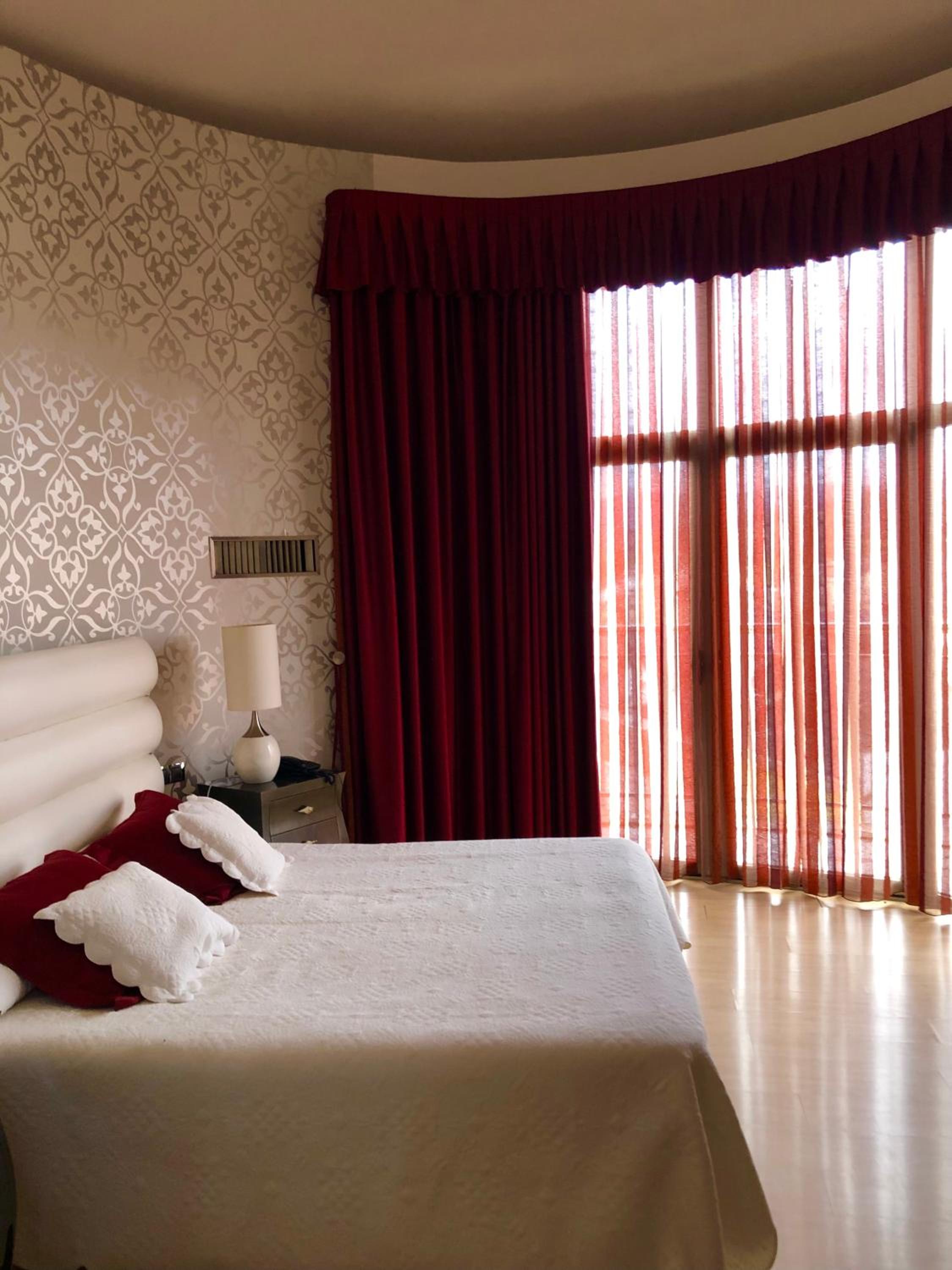 King Suite with Jacuzzi and Balcony - Photo 2