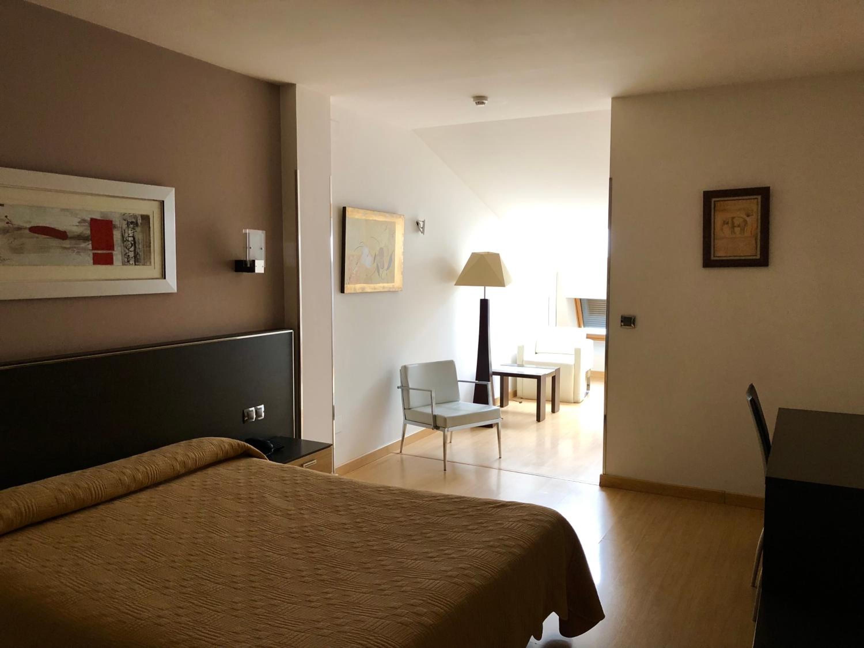 Deluxe Queen Room - Photo 1