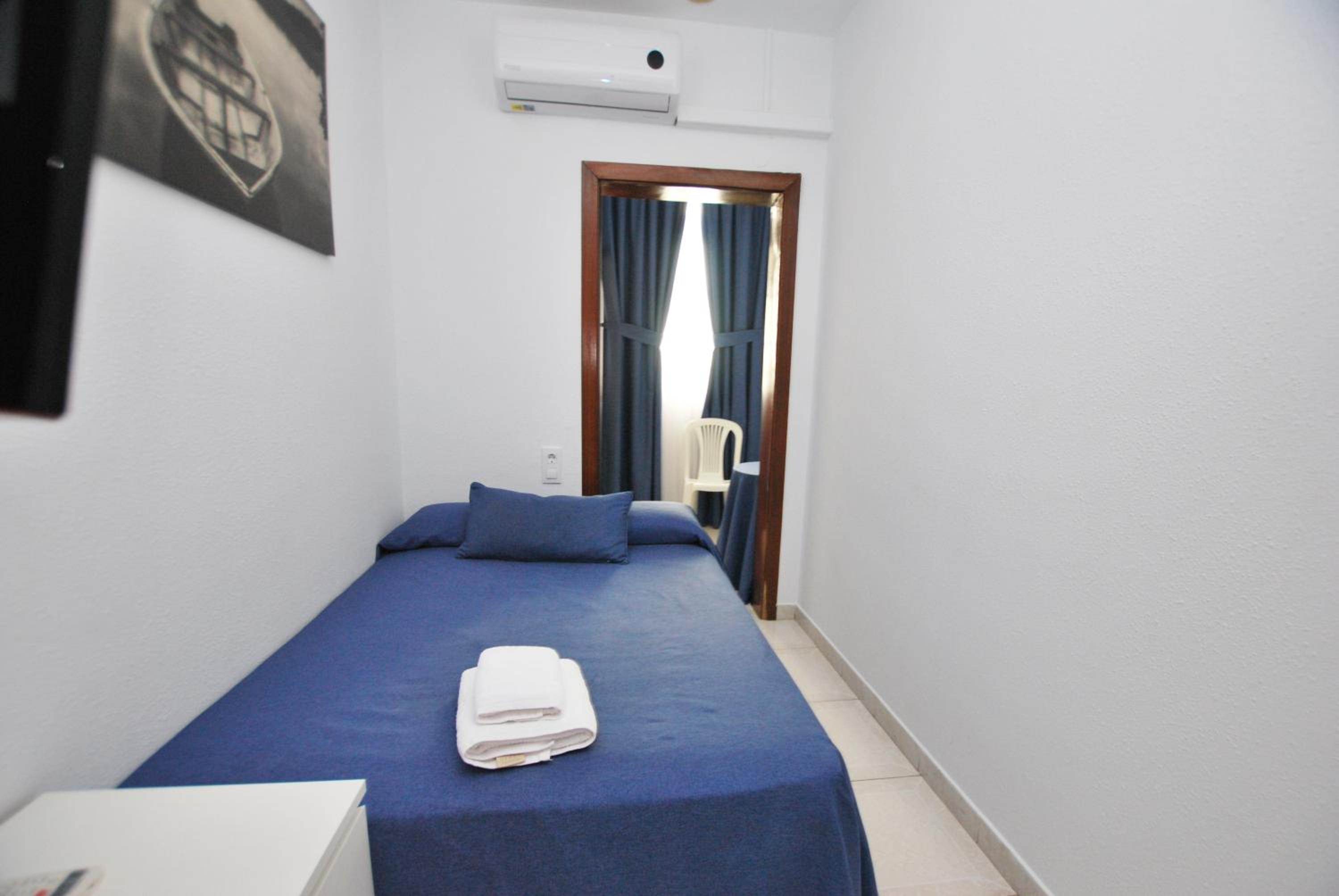 Single Room with Private Bathroom photo 3