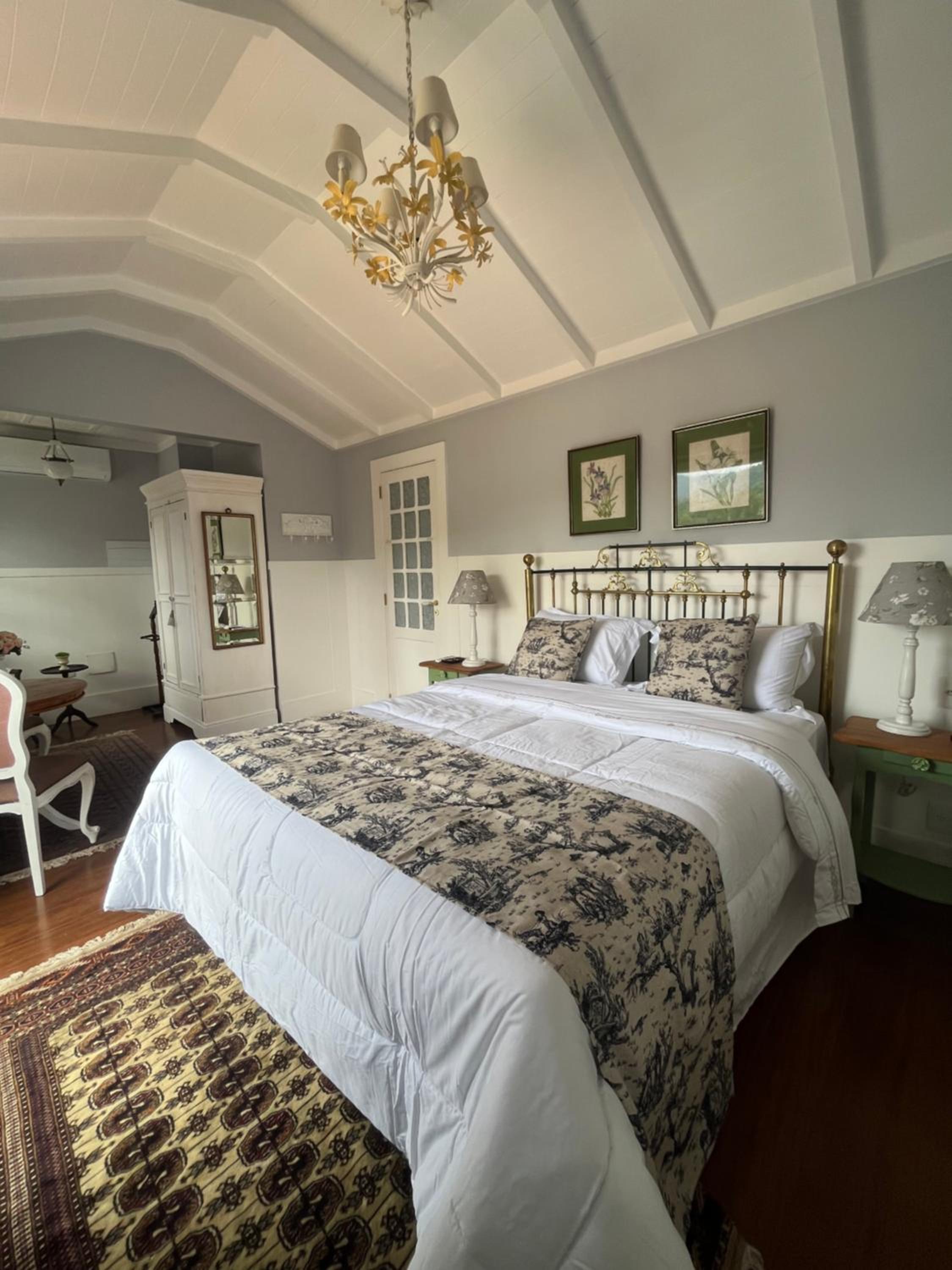 Deluxe Queen Suite