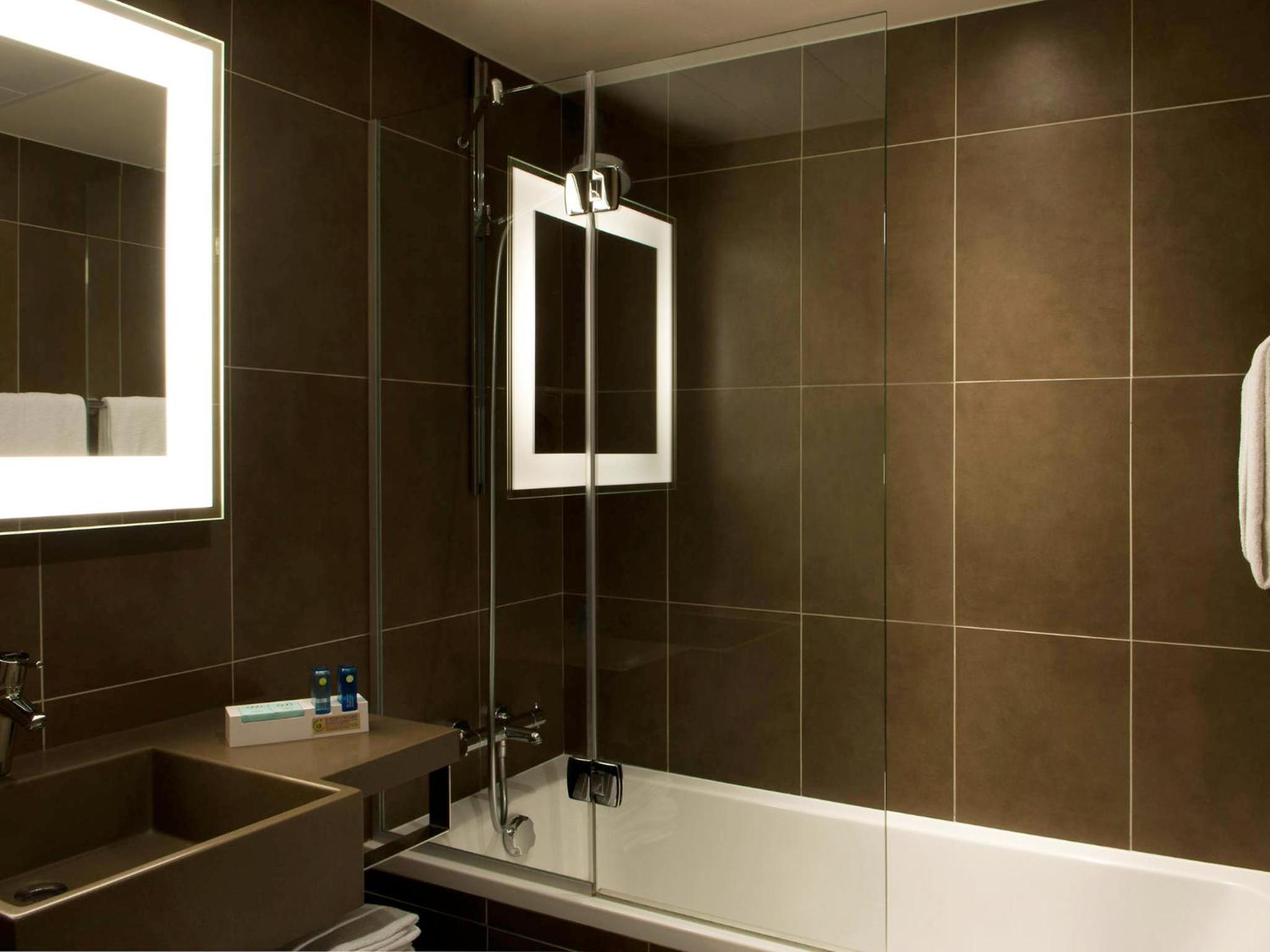 Executive Queen Room with Double Sofa Bed - Photo 4
