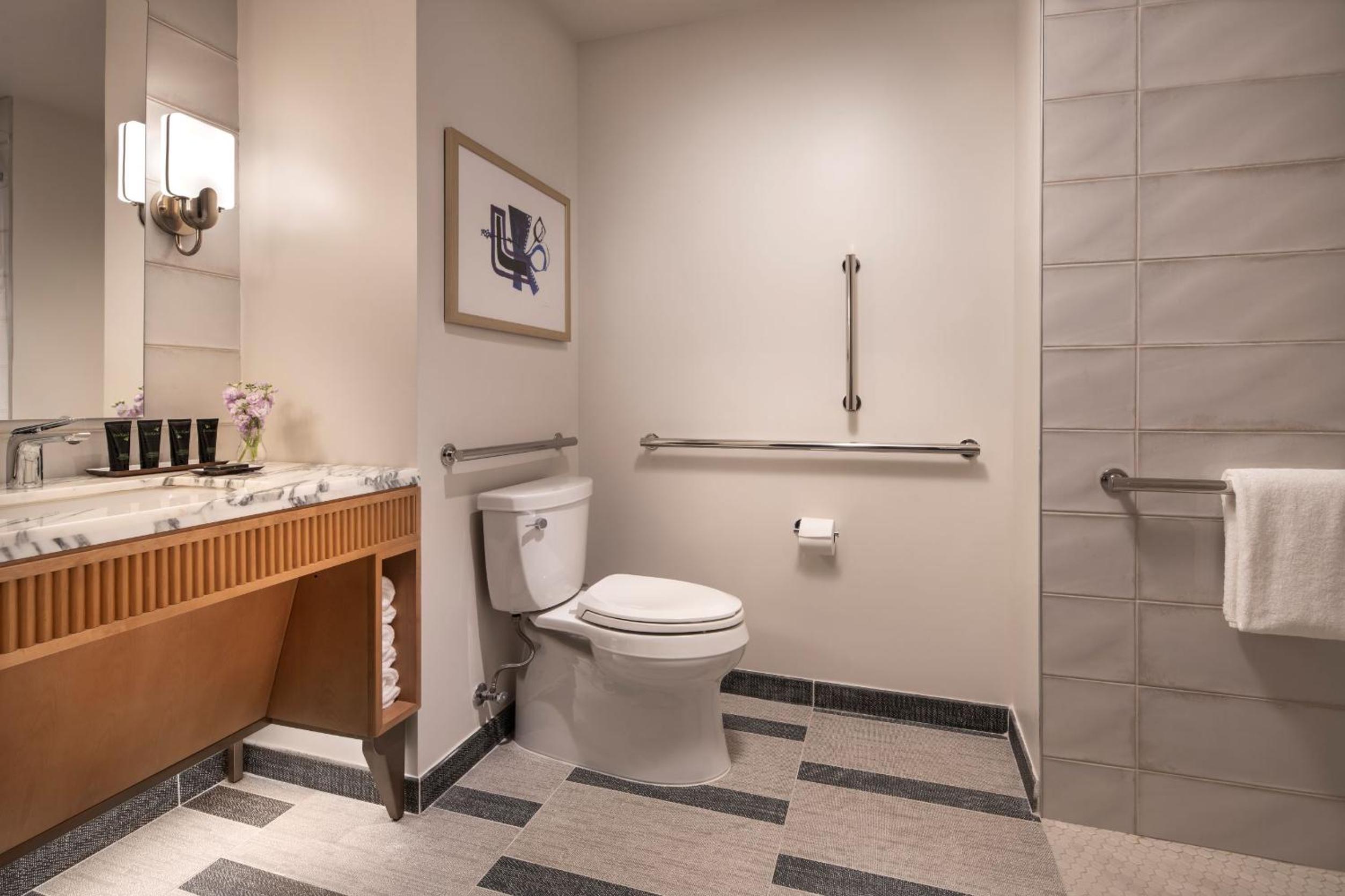 King Room with Roll-In Shower - Mobility Access - Photo 3