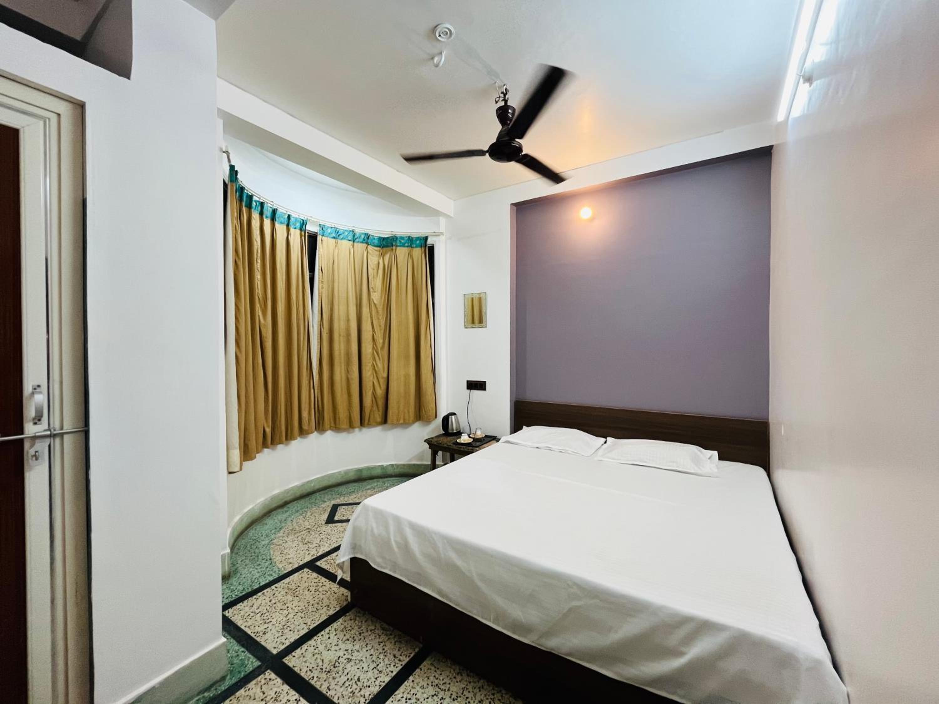 Standard King Room - Photo 9