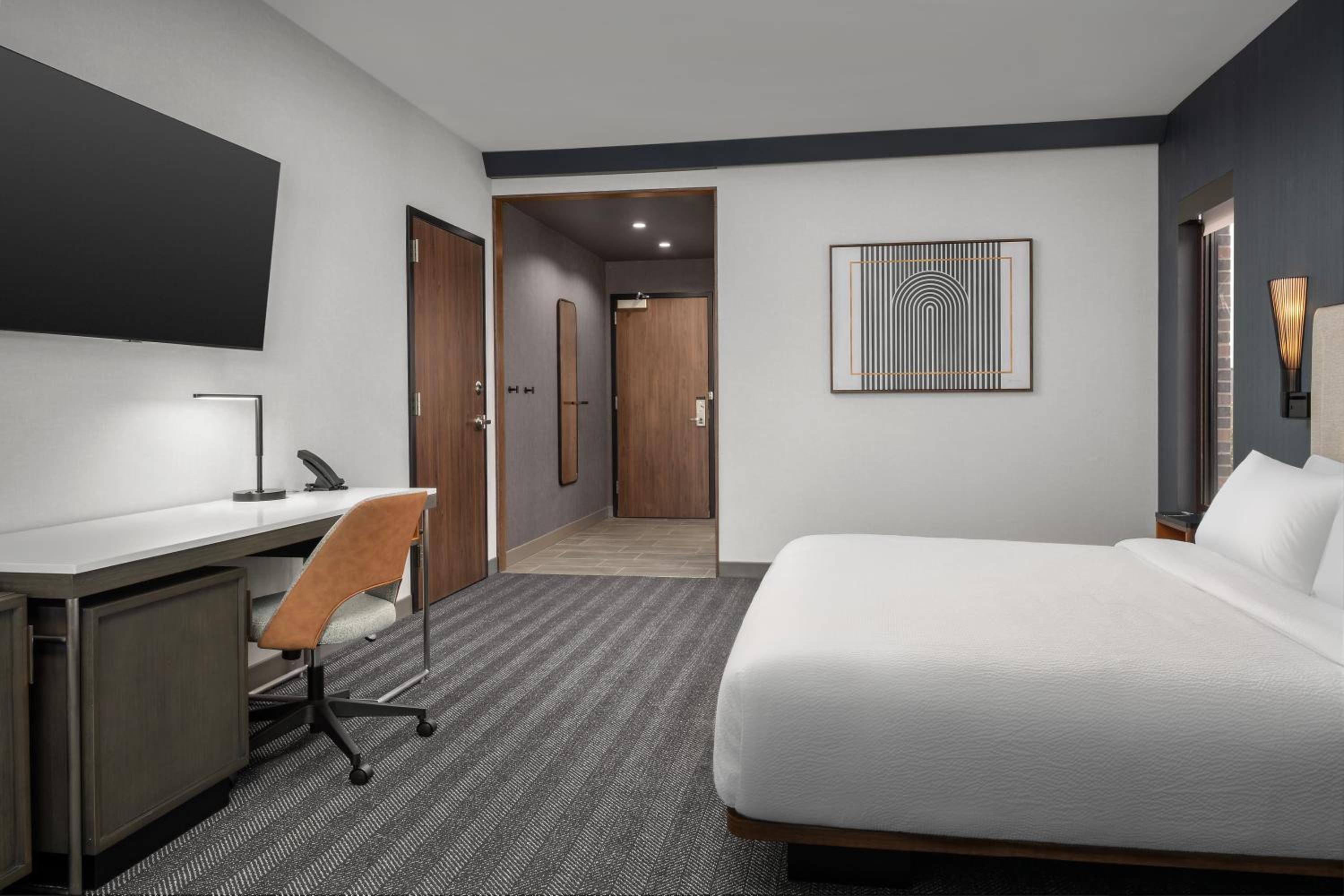 King Room with Sofa Bed - Photo 4