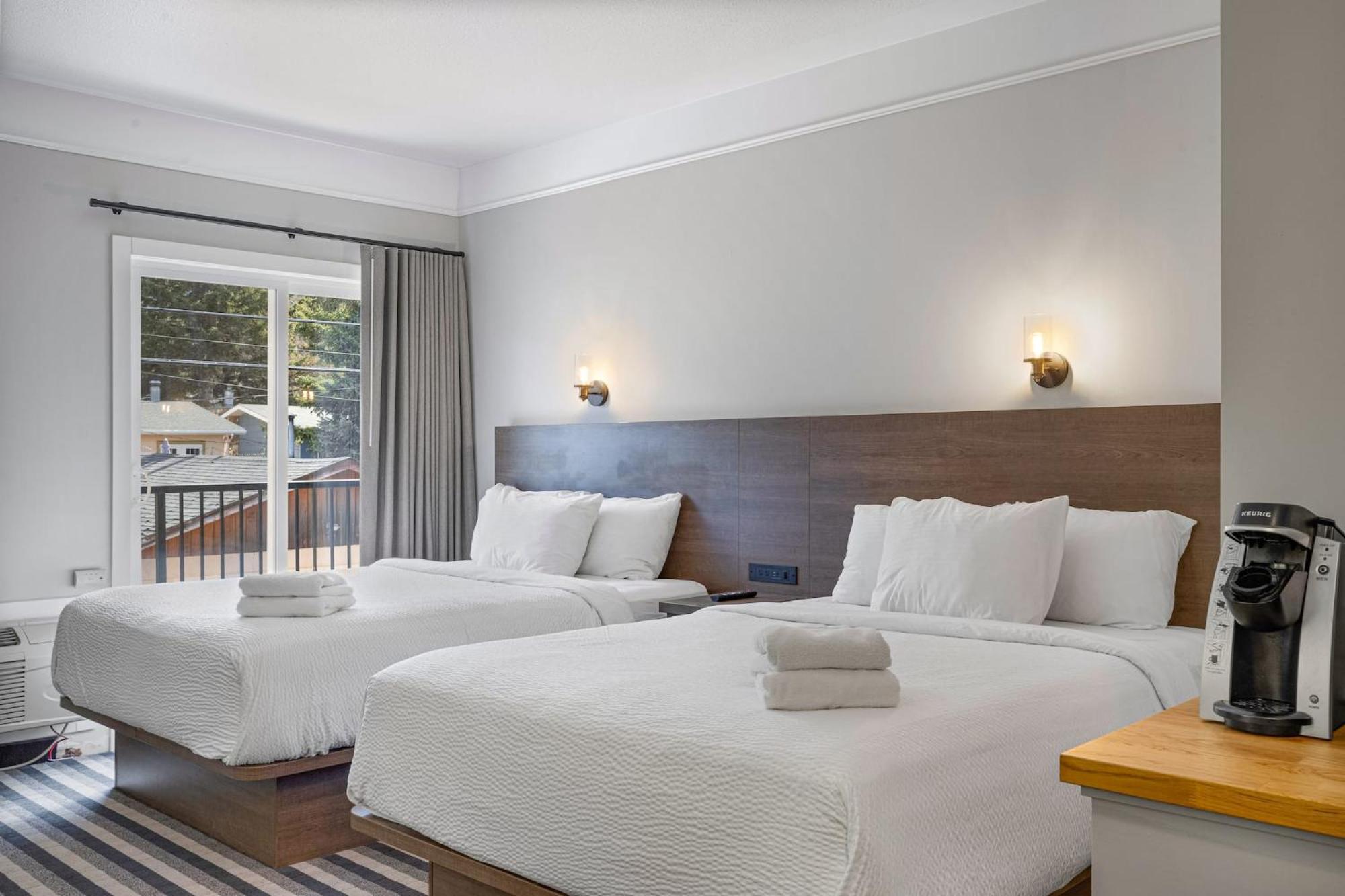 Double Queen Room and Deluxe Queen Room - No pets allowed photo 2