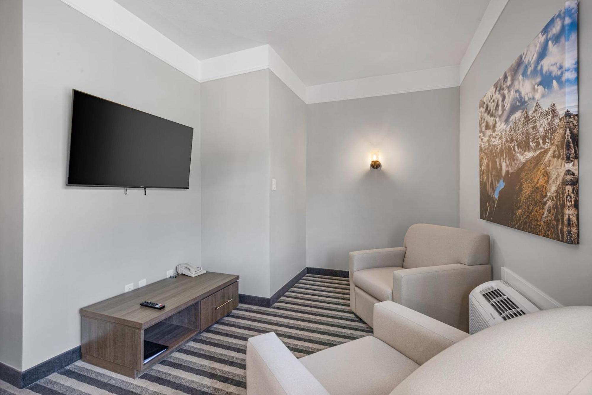 Double Queen Room and Deluxe Queen Room - No pets allowed photo 3