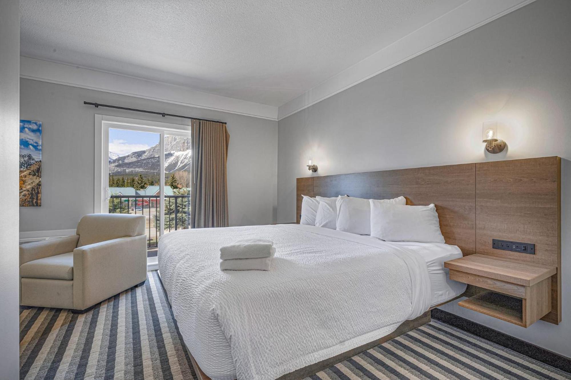 Double Queen Room and Deluxe Queen Room - No pets allowed photo 1